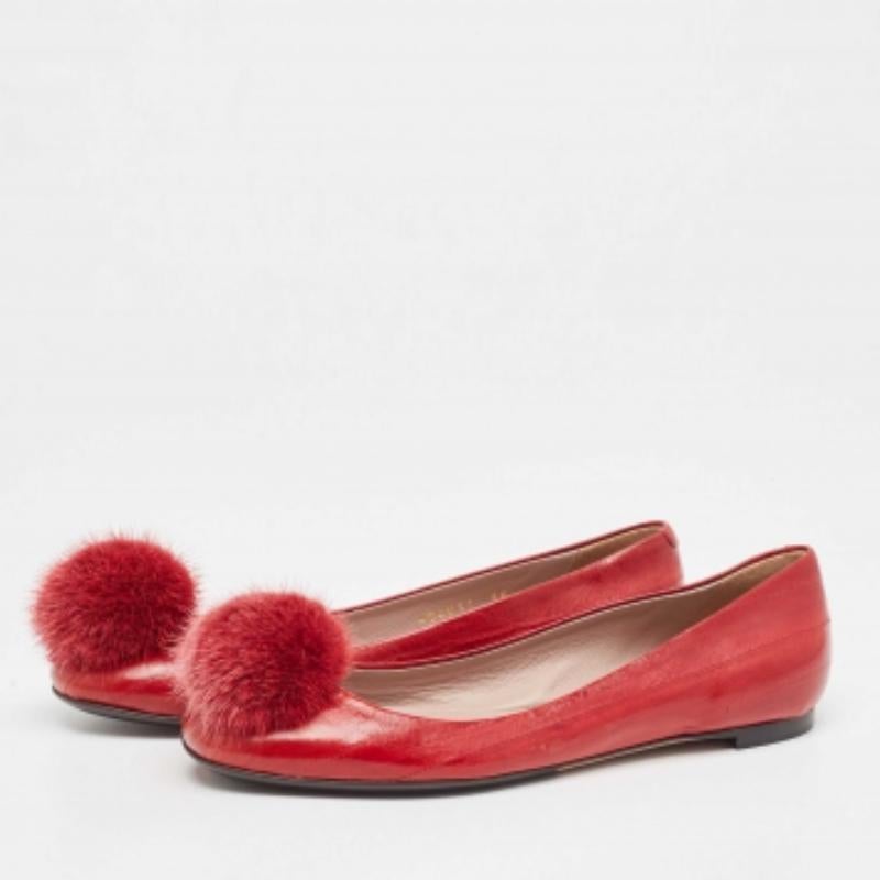 Bailarinas Gucci Rojo Anguila Pom Pom Talla 36 en Excelente estado para la venta en Dubai, Al Qouz 2