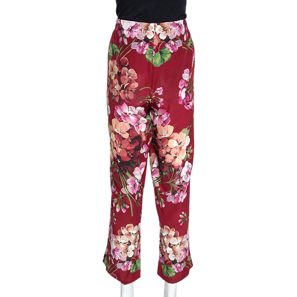 Be a trendsetter with these lovely pants from Gucci. The red pants are made of 100% silk and feature a blooms printed pattern all over them. They flaunt a simple structured silhouette and two pockets. Pair them with a simple top, block heels and a