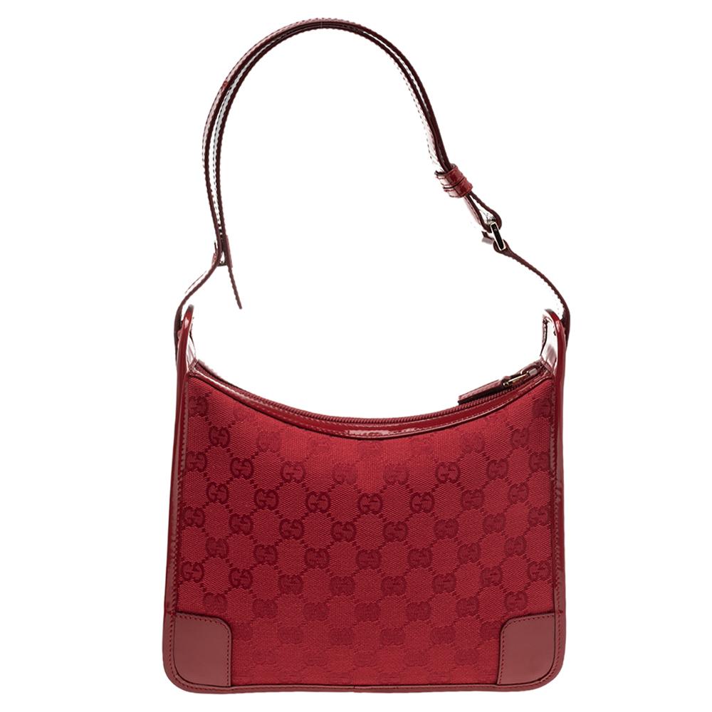 This Gucci bag is an instantly-recognizable creation. Made in Italy, this bag is crafted from GG canvas and patent leather. The zip closure opens to a fabric-lined interior housing enough space to hold all your daily essentials. Carry this on all