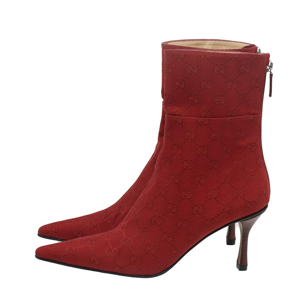 Featuring a sleek and shapely exterior, these stunning boots from Gucci will definitely uplift your ensemble for the day. These ankle boots are tailored using red GG canvas on the exterior and flaunt pointed-toes, zipped counters, and heels. Obtain