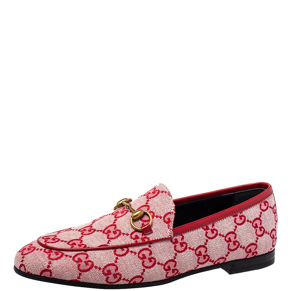 Exquisite and well-crafted, these Gucci Jordaan loafers are worth owning. They have been crafted from the signature GG canvas and they come flaunting a red shade with the iconic Horsebit details on the vamps. The loafers are ideal to wear all