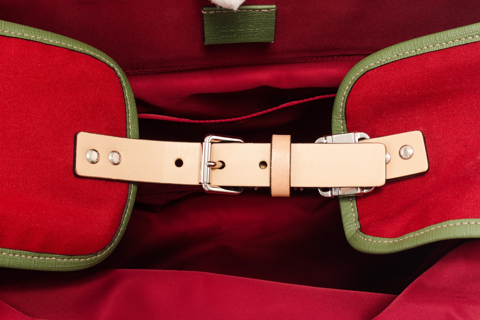Zaino Tennis per bambini Gucci in tela rossa con ricamo GG, finiture in pelle marrone, doppia tracolla regolabile, chiusura magnetica, due tasche laterali e fodera in tela rossa con tasca interna.

 

44979MSC

14,5