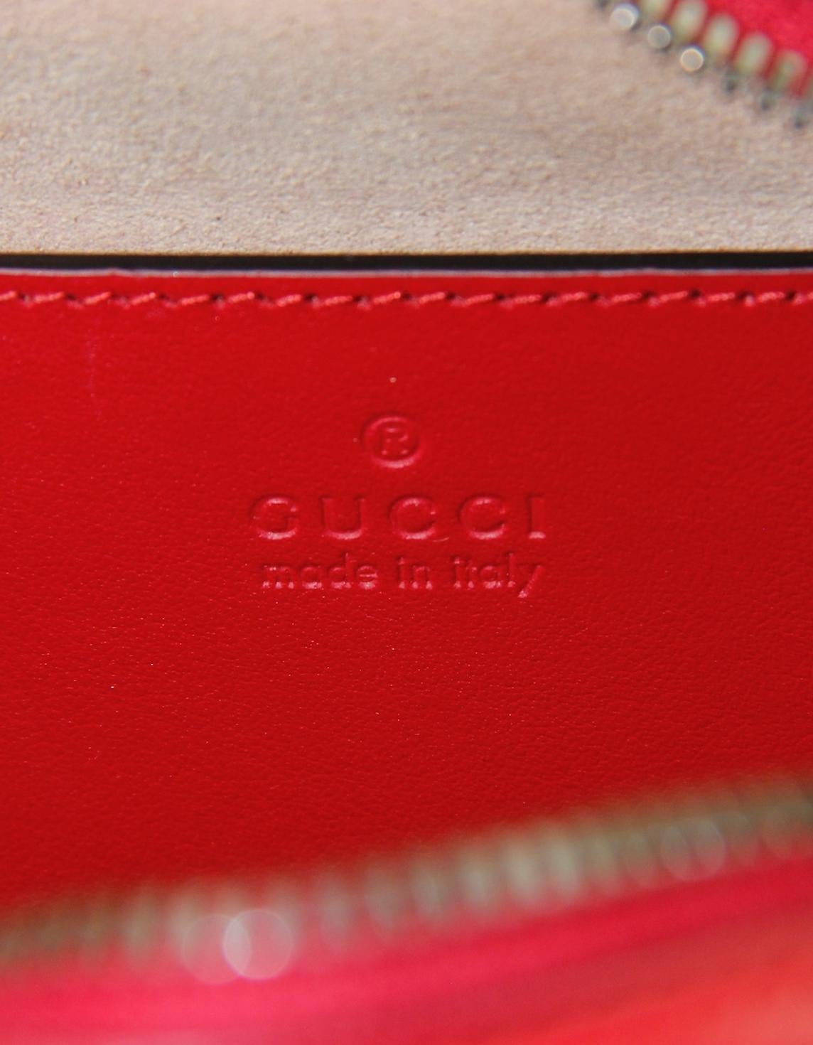 Gucci - Sac à bandoulière Marmont en cuir matelassé GG rouge en vente 4