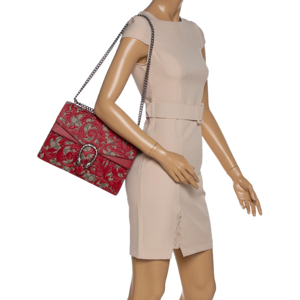 Made in Gucci’s Arabesque GG supreme canvas, this medium ‘Dionysus’ shoulder bag has hand-painted edges and a distinctive tiger head spur clasp - referencing the Greek god Dionysus. It comes with a sliding chain strap that can be worn multiple ways