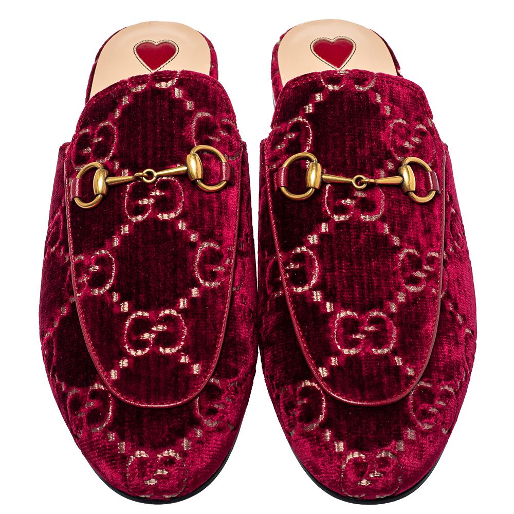 These Gucci Princetown mules are a fresh update on the perennially chic Gucci loafers. They are enhanced by the signature GG motifs embroidered on the uppers and accented with the Horsebit hardware details that have defined the Gucci collection