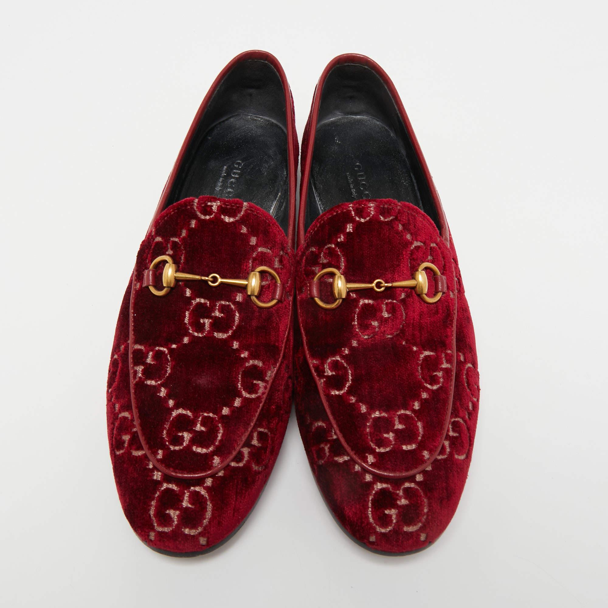 The Jordaan is a shoe that has a modern finish and a signature appeal. It has an elongated toe and the Gucci Horsebit motif gracing the uppers. This pair is crafted from GG velvet and sewn with utmost care to cover your feet with