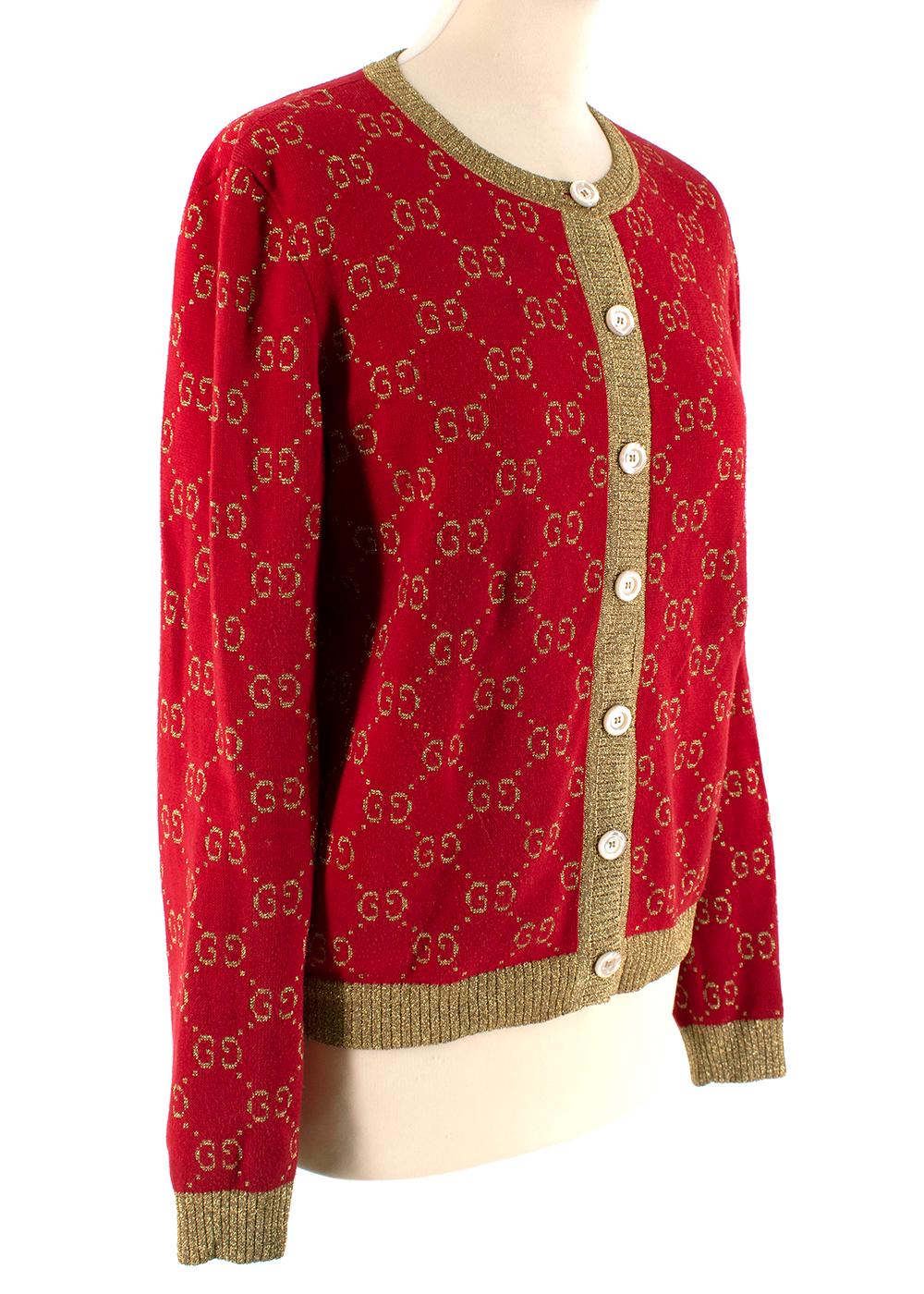 Gucci Cardigan mit GG-Monogramm aus Baumwollmischung in Rot und Gold

 - Aus weicher Baumwollmischung 
 - Ikonisches GG-Logo 
 - Sattes Rot 
 - Goldfarbene Zierleisten 
 - Markenknöpfe aus Perlmutt 
 - Klassischer Stil 
 - Bündchen und Saum gerippt