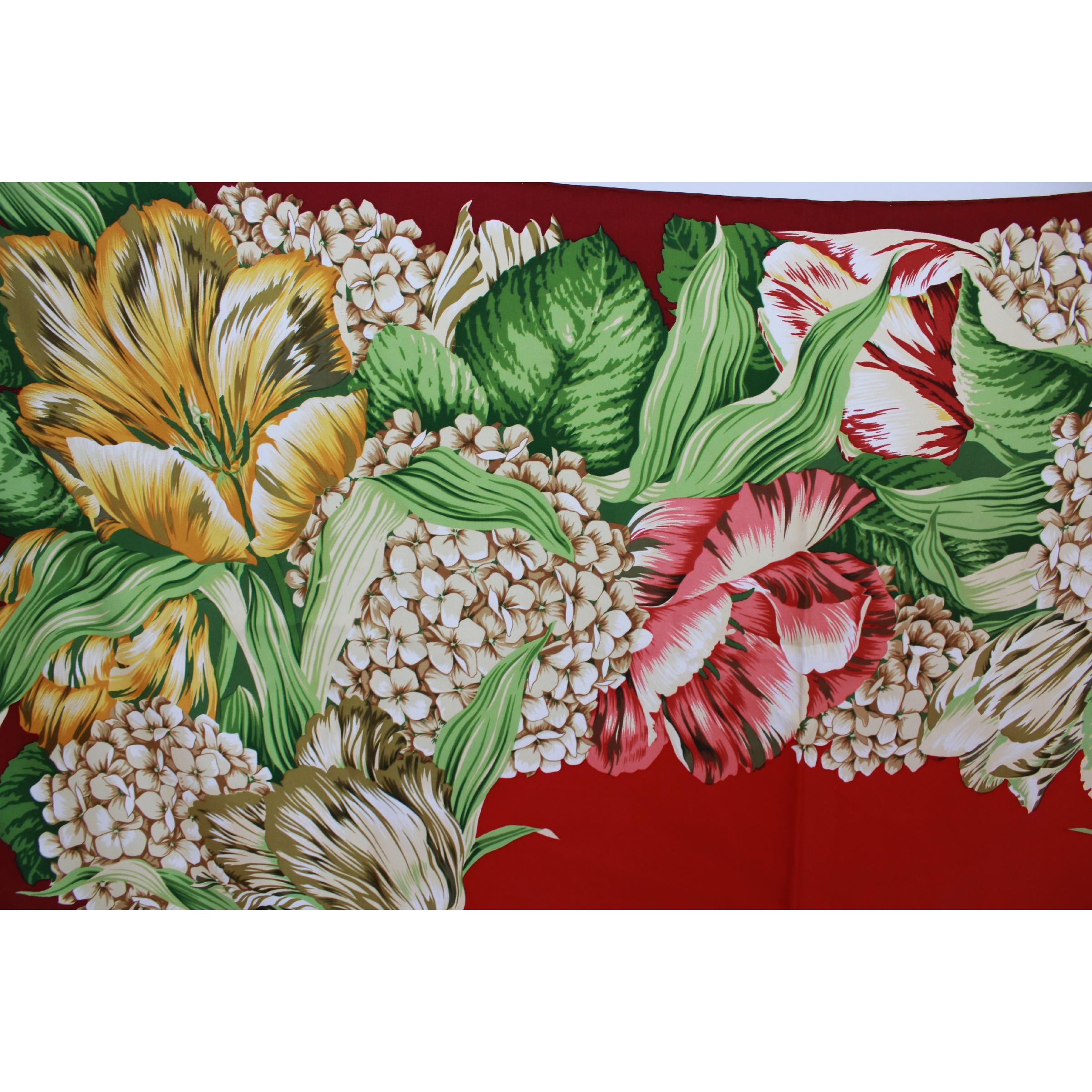 Gucci vintage scarf. Red and green with floral designs, 100% silk. 90s. Made in Italy. Excellent vintage condition.

Measures: 88 X 88 cm