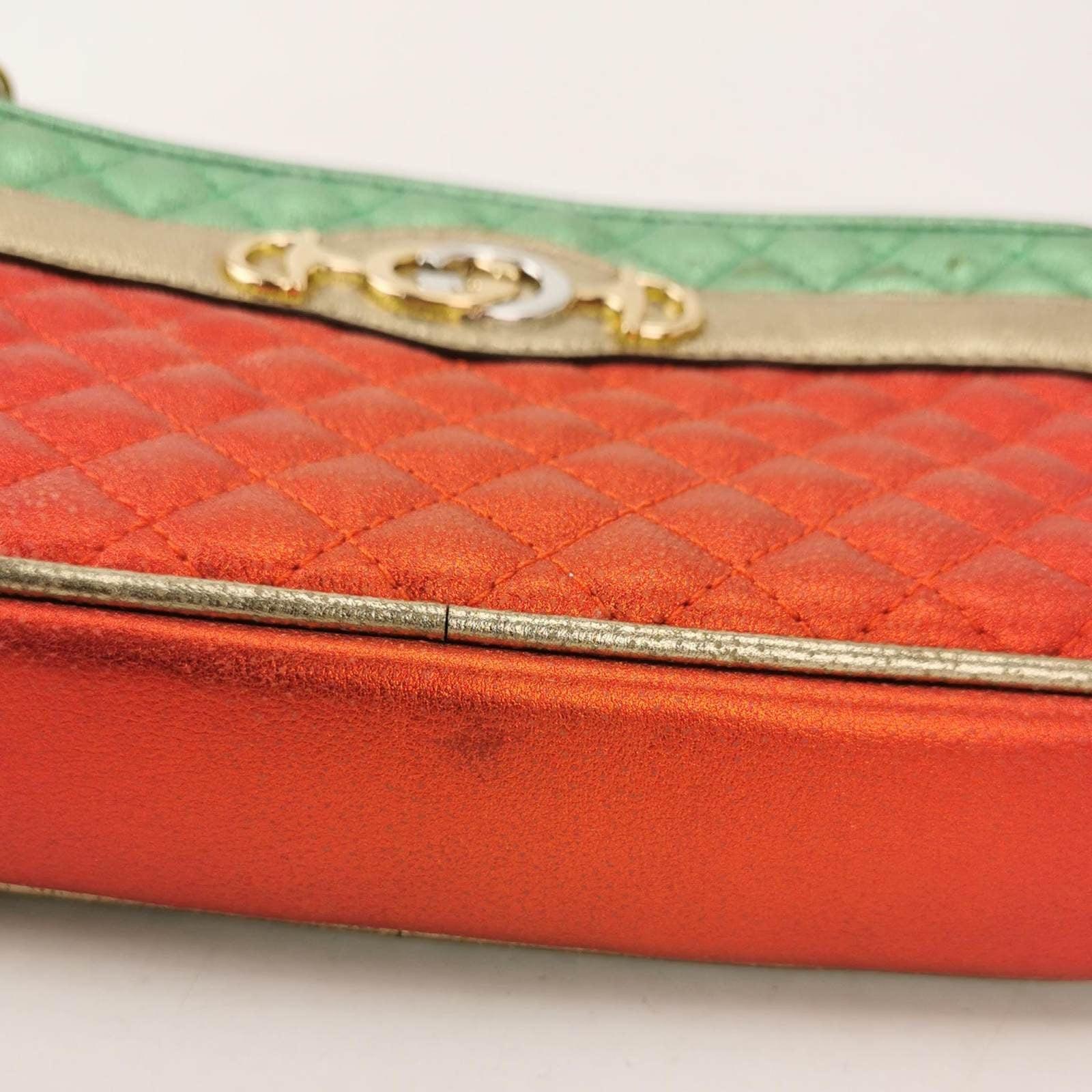 Gucci Red Green Mini Metallic Laminated Trapuntata Leather Horsebit Clutch Pouch For Sale 5