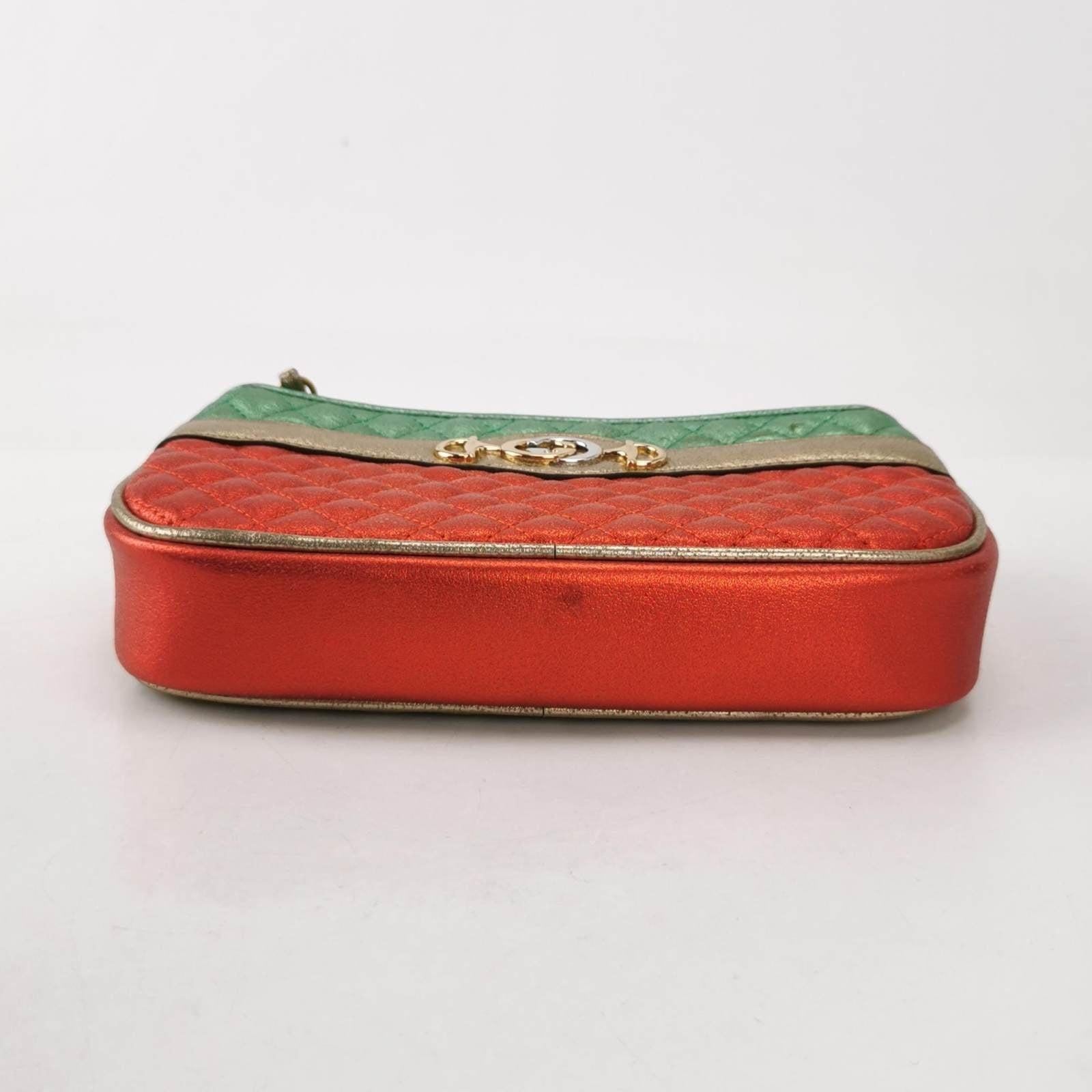 Gucci Red Green Mini Metallic Laminated Trapuntata Leather Horsebit Clutch Pouch In Good Condition For Sale In AUBERVILLIERS, FR