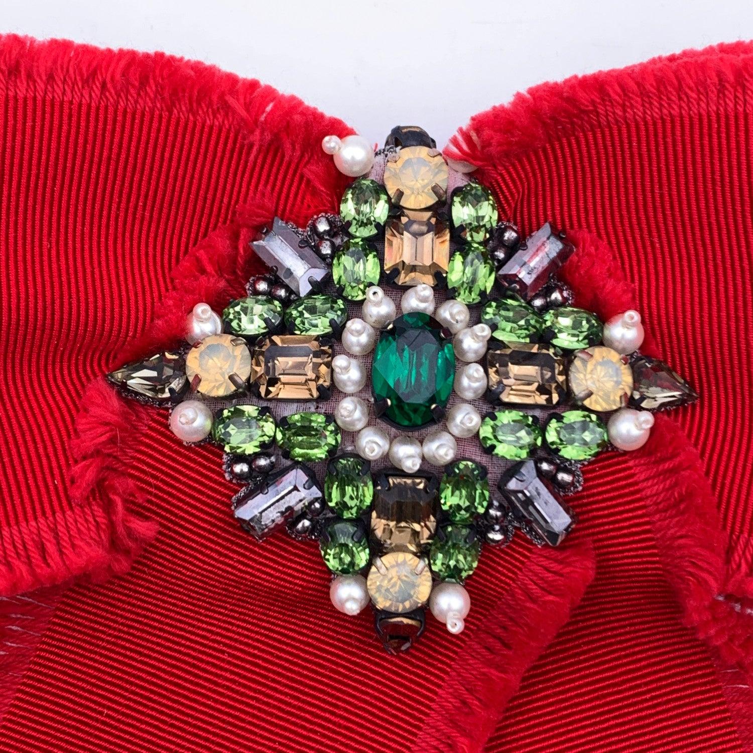 Gucci Red Grosgrain Bow Brooch Pin with Green Crystals In Excellent Condition For Sale In Rome, Rome