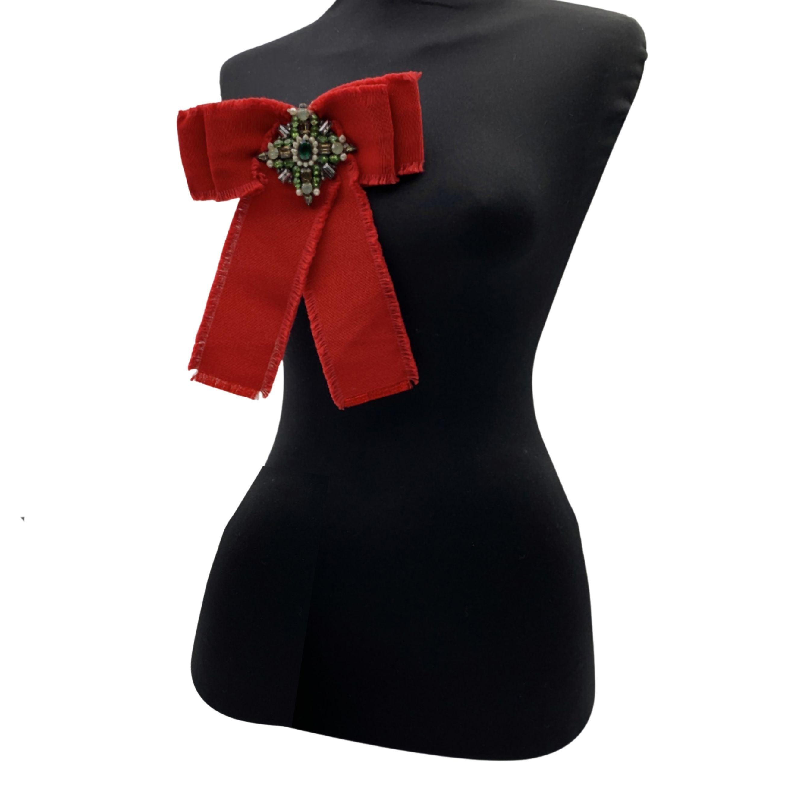 Gucci Red Grosgrain Bow Brooch Pin with Green Crystals In Excellent Condition In Rome, Rome