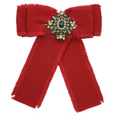 Spilla Gucci con fiocco in grosgrain rosso e cristalli verdi
