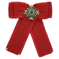Broche Gucci avec nœud en gros-grain rouge et cristaux verts