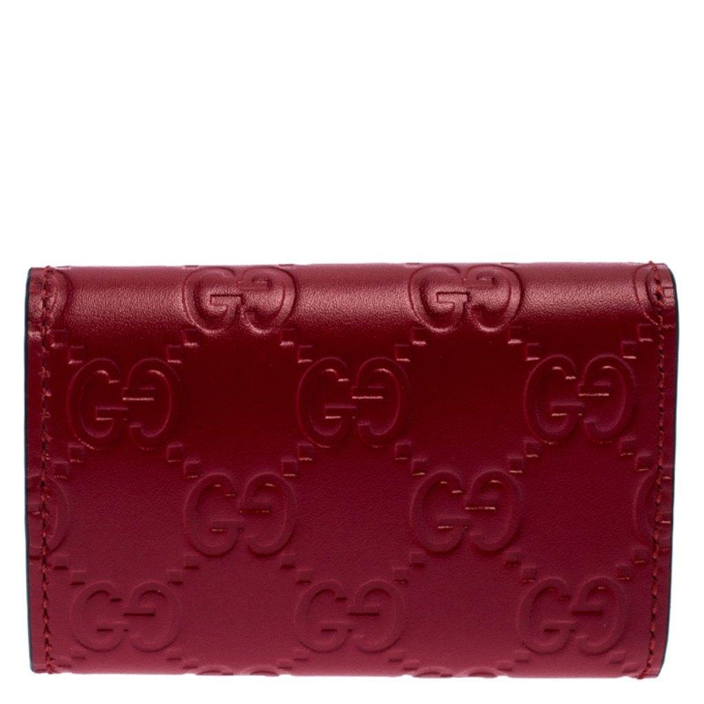 Stylish and functional, this Gucci key holder is a handy creation. Crafted from red Guccissima leather, it has the capacity to hold six keys inside. Its classic design is enhanced by gold-tone hardware and a bow on the front.

Includes: Info