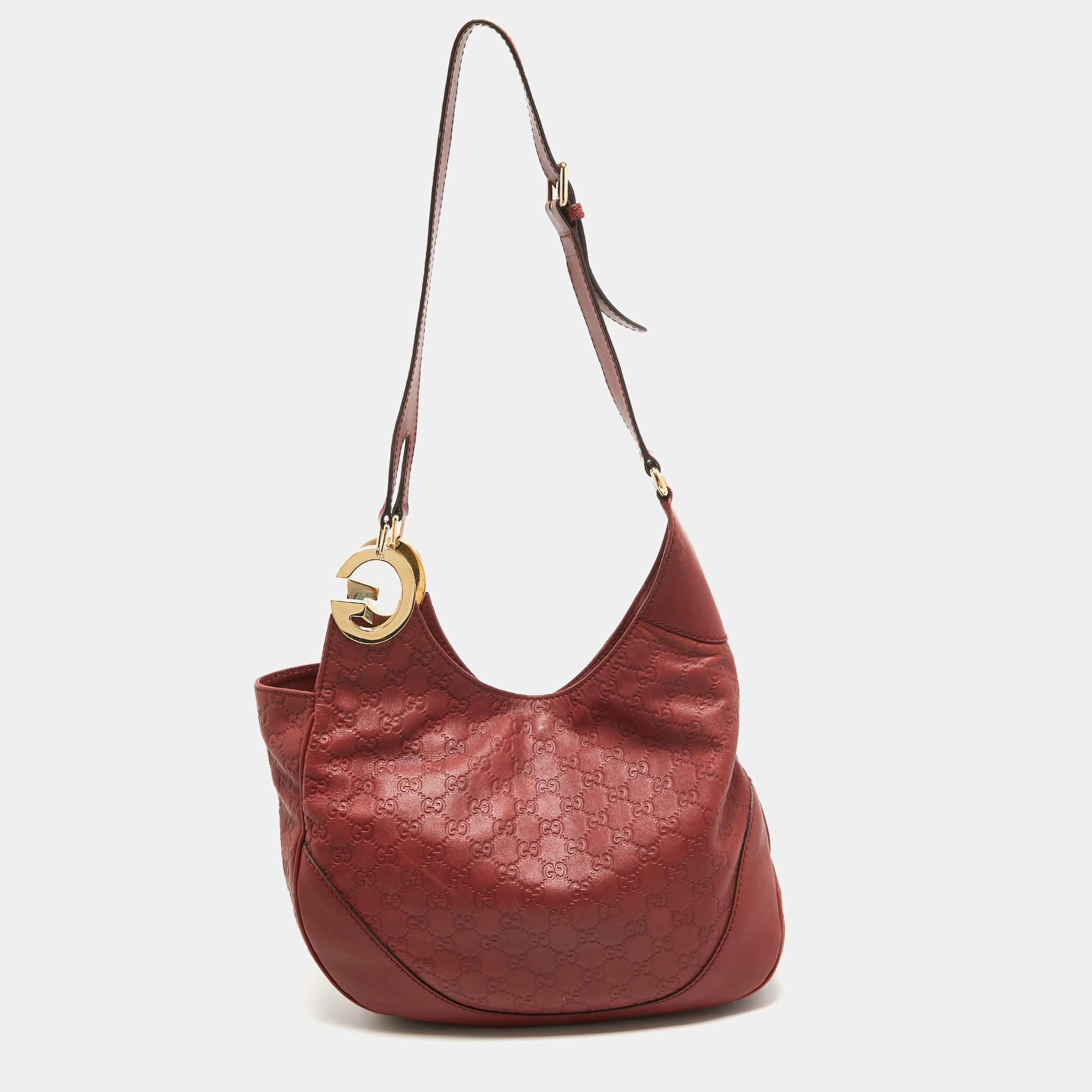 A creation that is both highly functional and appealing is this tote by Gucci. Crafted from Guccissima leather, it has a shoulder strap and a spacious interior to hold your essentials with ease.

