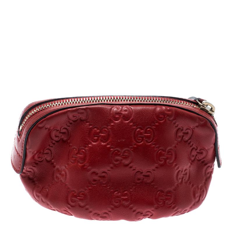Crafted from signature Guccissima leather and styled with a leather bow on the front, this red cosmetic pouch from Gucci is that handy accessory that you'll love to carry always. It features a top zipper closure that leads to a nylon interior.