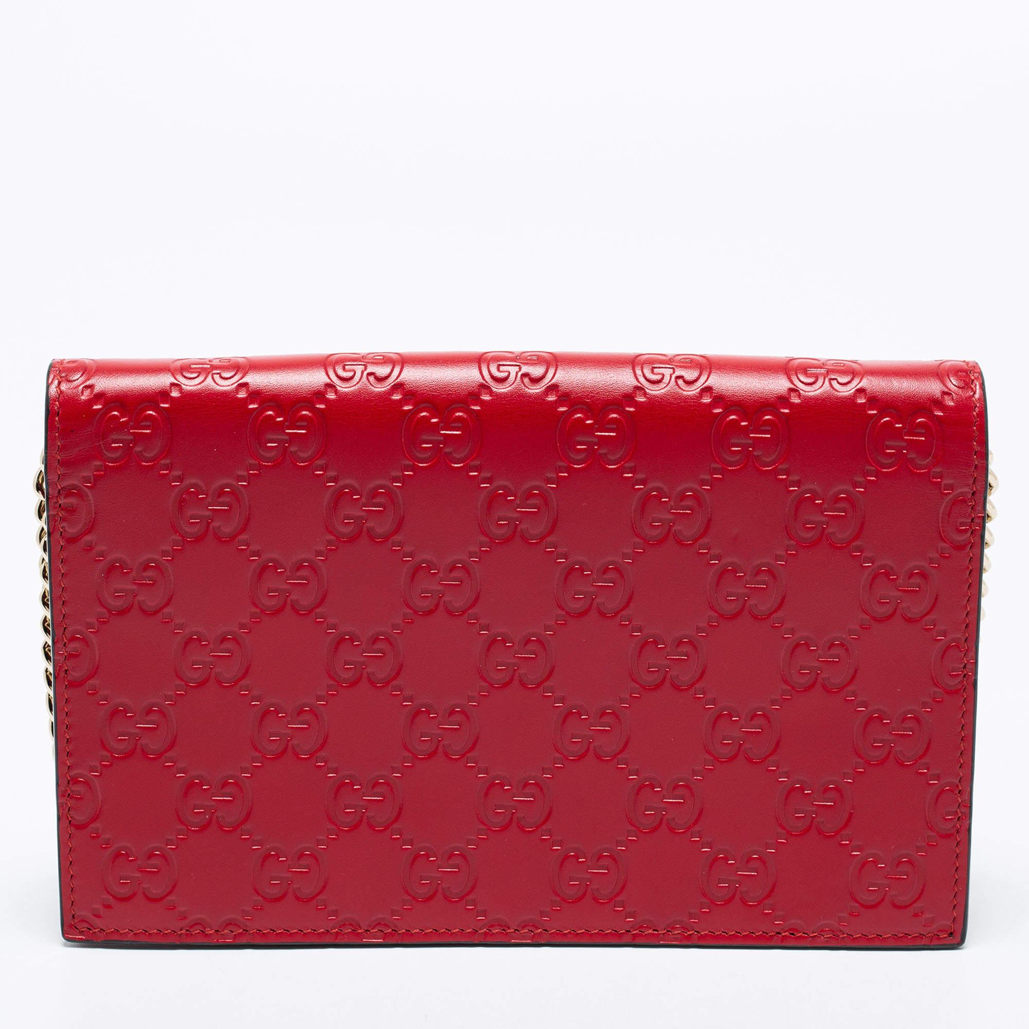 Get the assurance of quality and style that never fades with this Gucci Wallet On Chain. It is sewn using Guccissima leather, and the interior has a wallet-like layout with space for cards, cash, and coins. The Gucci WOC is complete with a shoulder