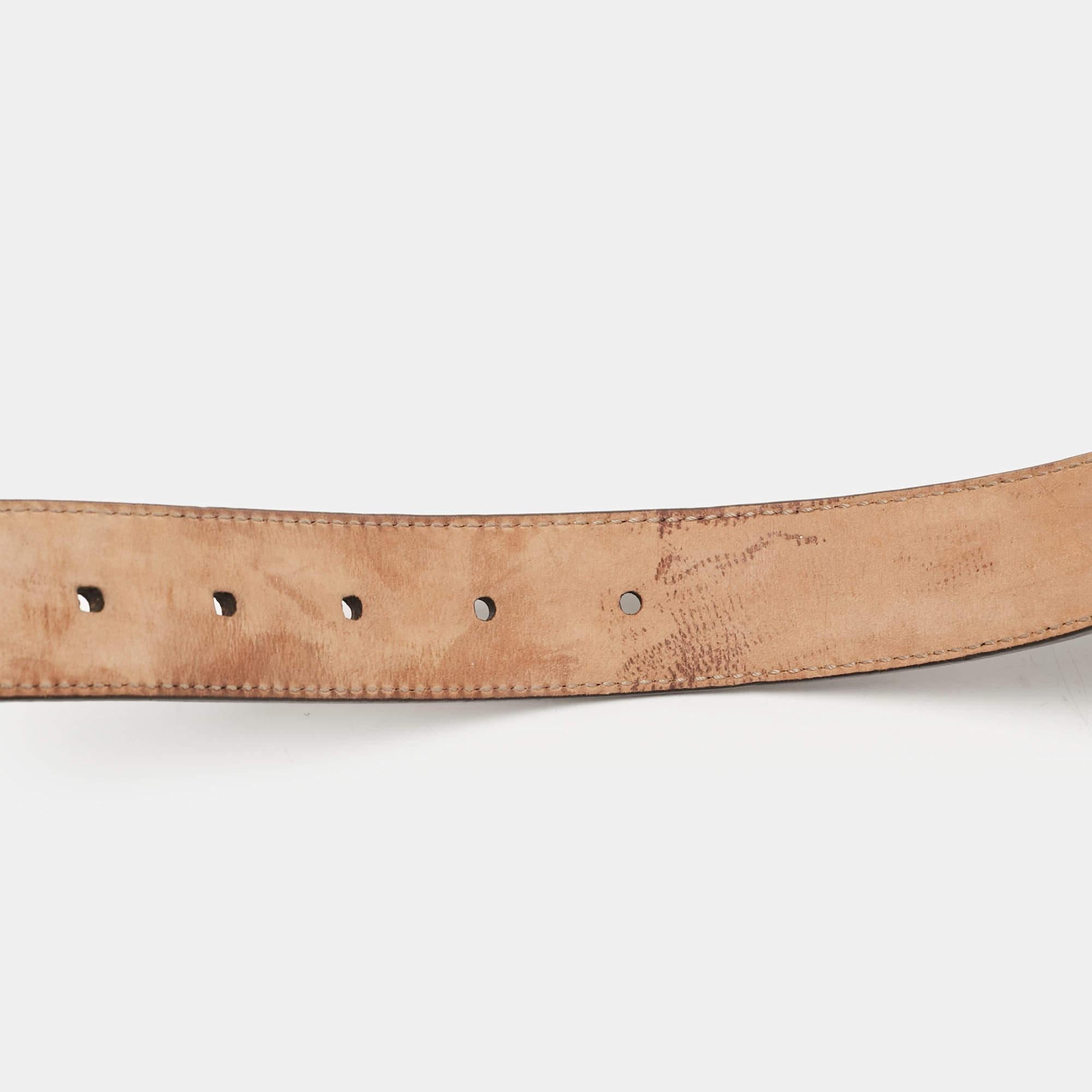 Gucci Cintura con fibbia a cuore GG in pelle rossa, 90 cm. In condizioni buone in vendita a Dubai, Al Qouz 2