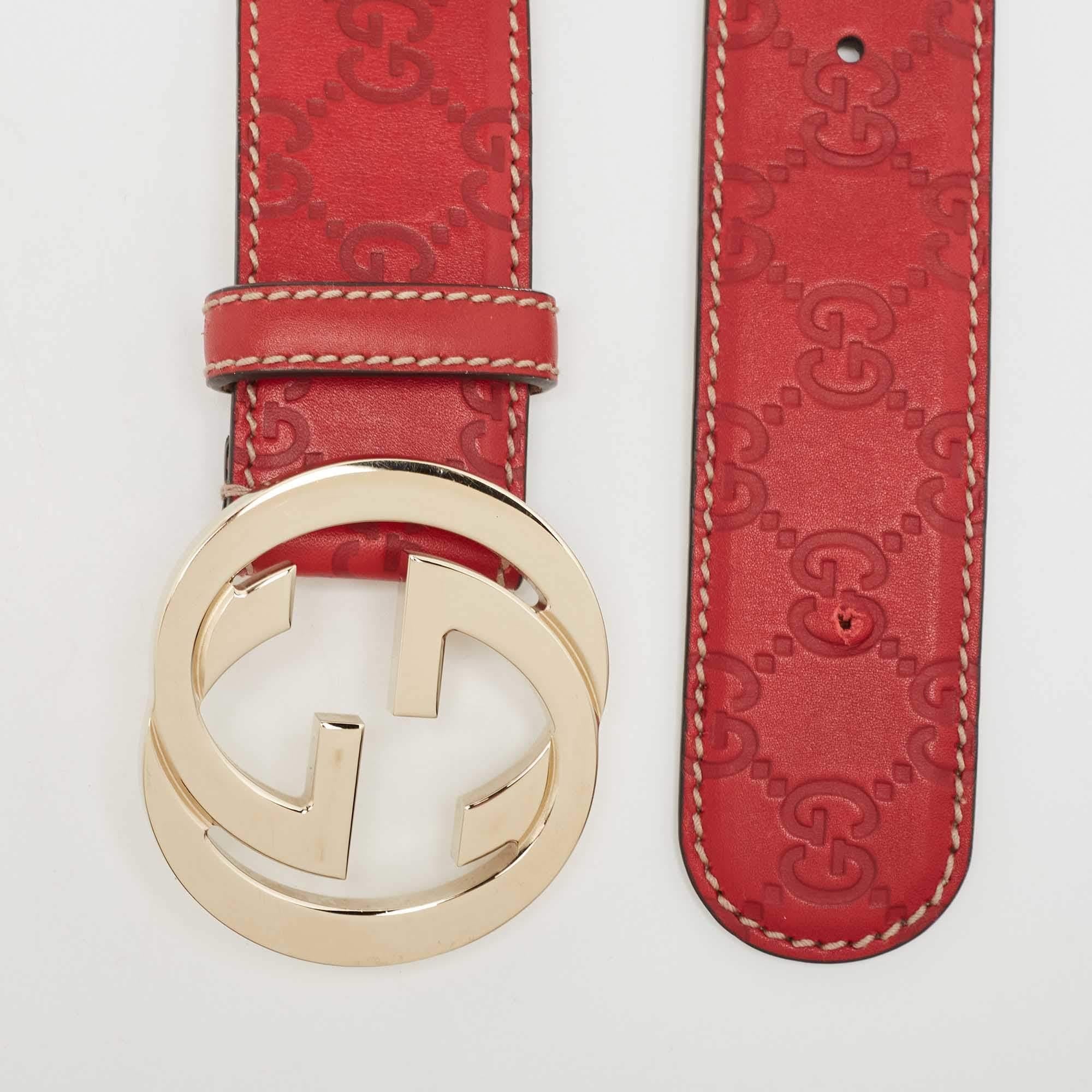 This belt from Gucci is grand in style and high on functionality. It has been crafted from the signature Guccissima leather and features a gold-tone interlocking G logo detailing and a pin buckle that seamlessly fastens it. You are sure to love