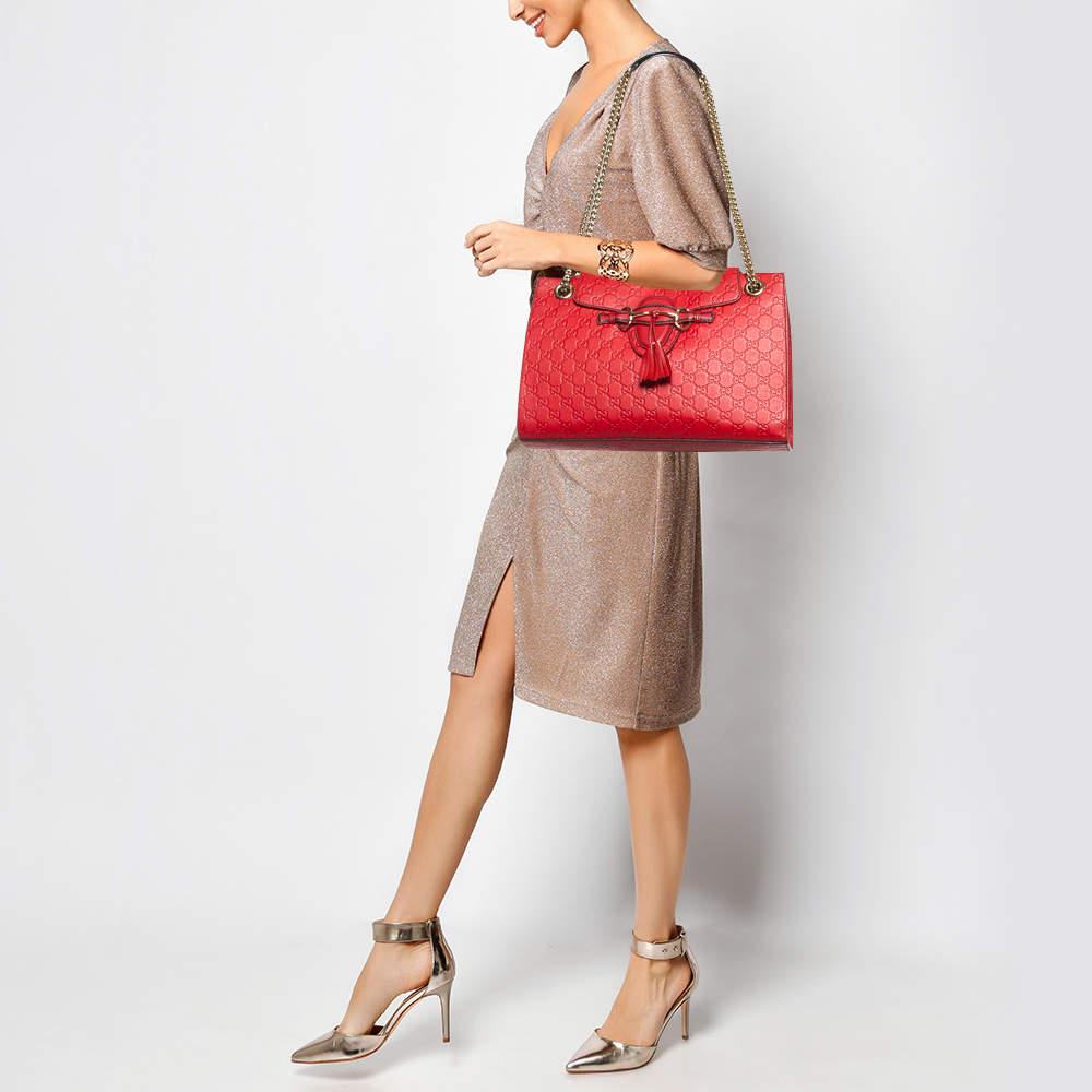 With a perfect blend of archival details and contemporary design this Gucci Emily bag is desirable. It has impressed style enthusiasts with its understated charm and embodies an architectural shape. Made from Guccissima leather it can be carried