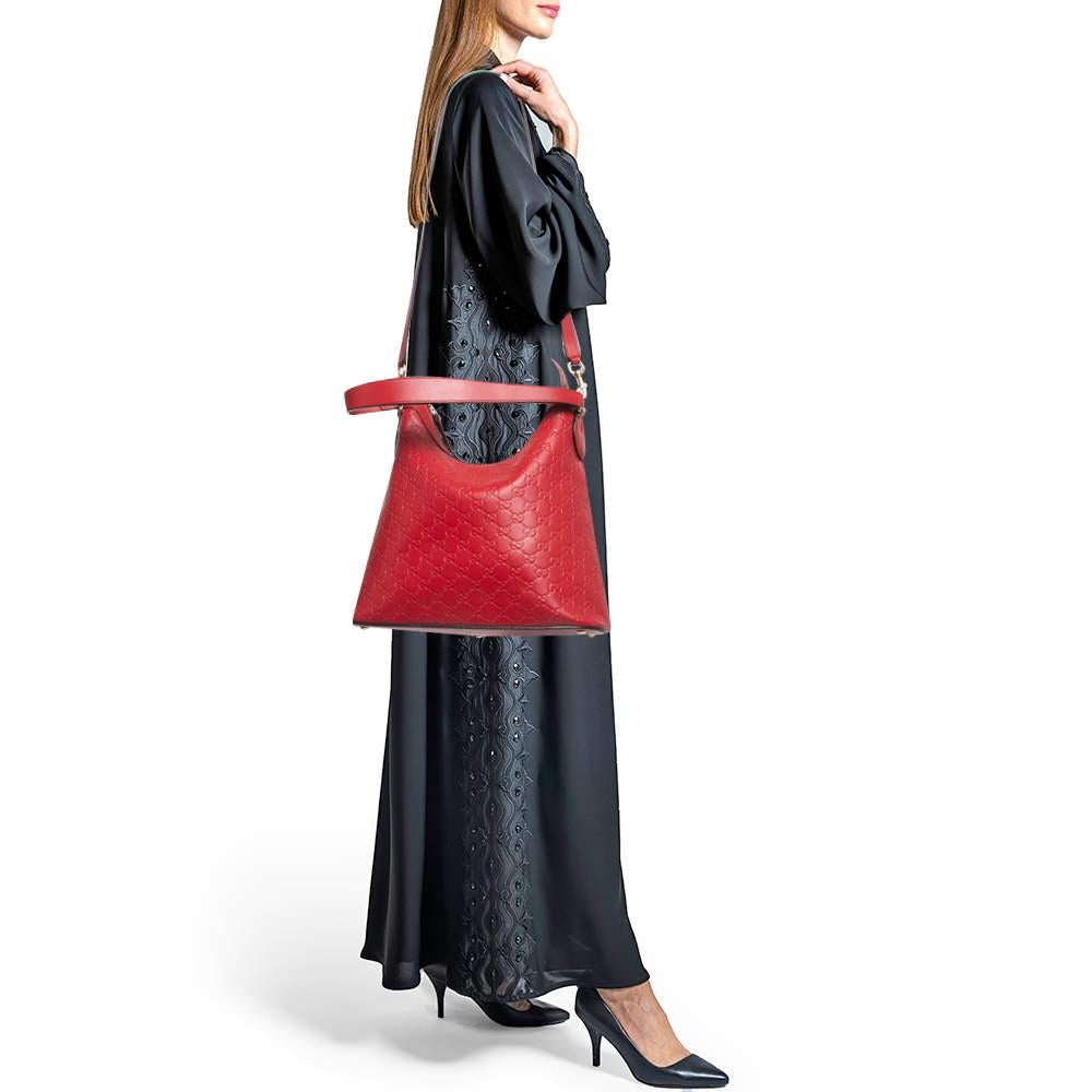 Gucci brings to you this amazing hobo that is a classic. Made in Italy, this red hobo is crafted from the signature Guccissima leather and features a single top handle. It opens to an Alcantara interior with enough space to hold your daily