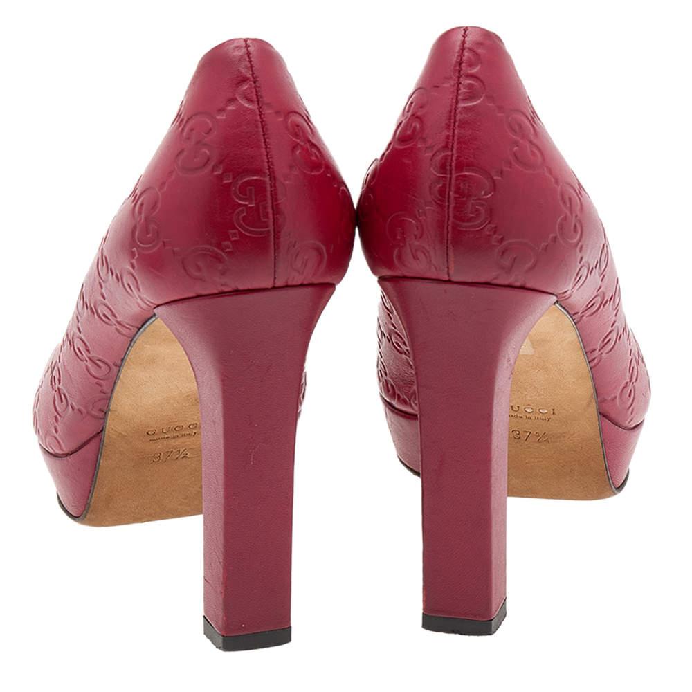 Rouge Gucci Red Guccissima Leather Peep Toe Platform Pumps Size 37.5 en vente