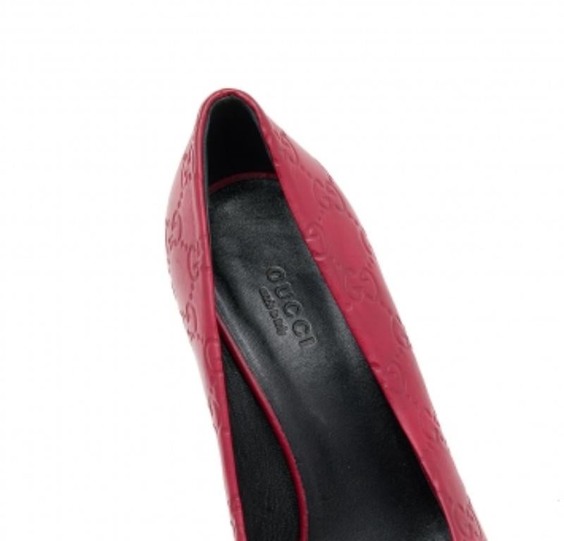 Women's Gucci Red Guccissima Leather Peep Toe Platform Pumps Size 37.5 For Sale