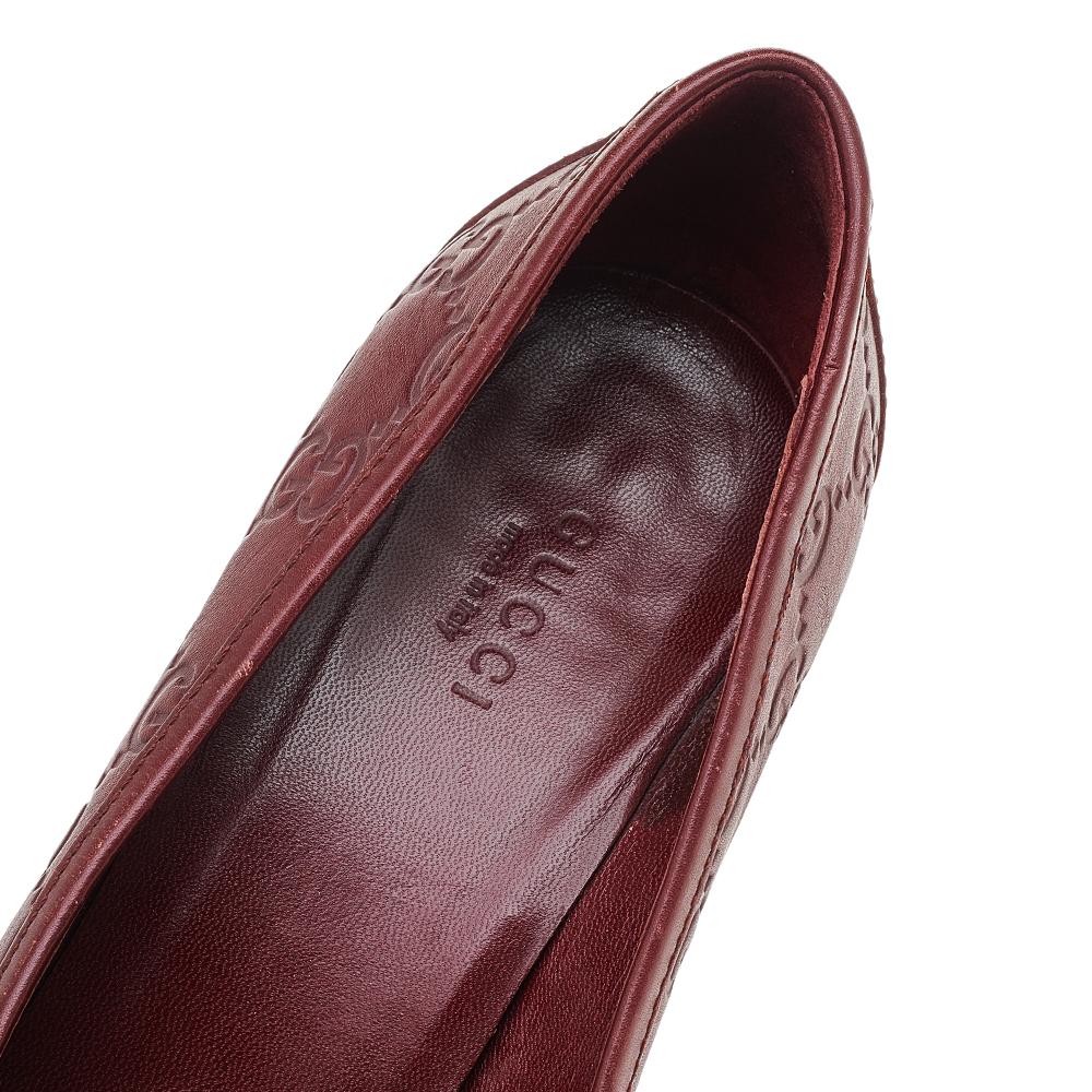 Women's Gucci Red Guccissima Leather Pumps Size 37