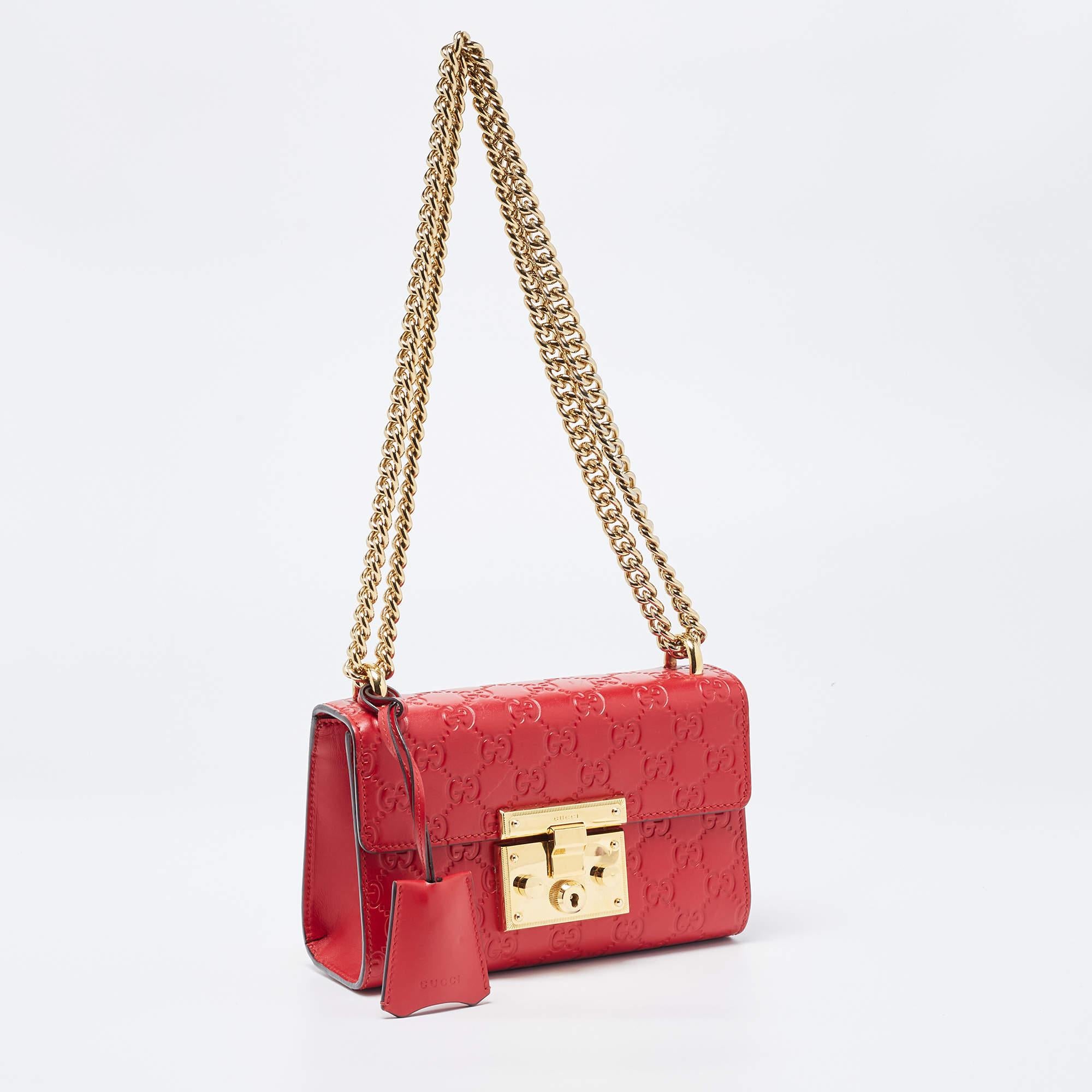 Gucci Red Guccissima Leather Small Padlock Shoulder Bag In Good Condition In Dubai, Al Qouz 2