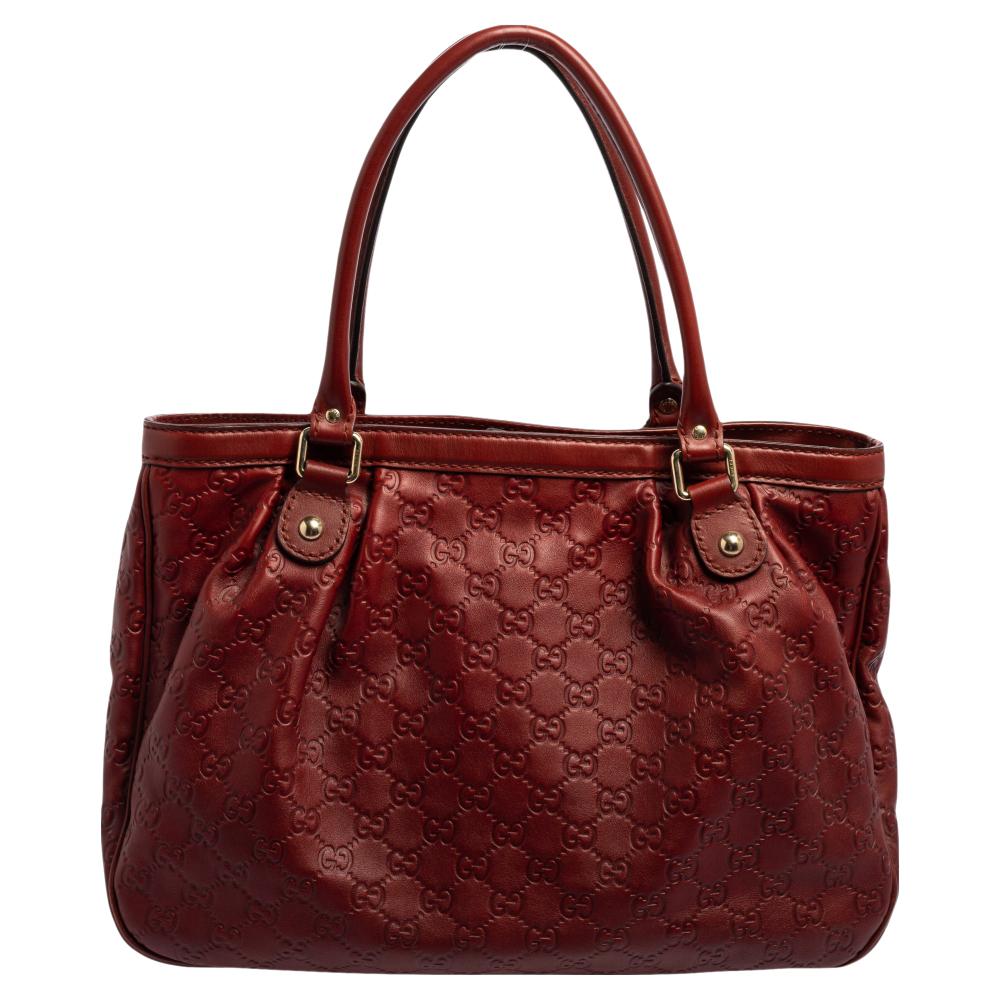 The Sukey is one of the best-selling designs from Gucci and we believe you deserve to have one too. Crafted from Guccissima leather and equipped with a spacious interior, this bag is ideal for everyday use and will work perfectly with any outfit. It