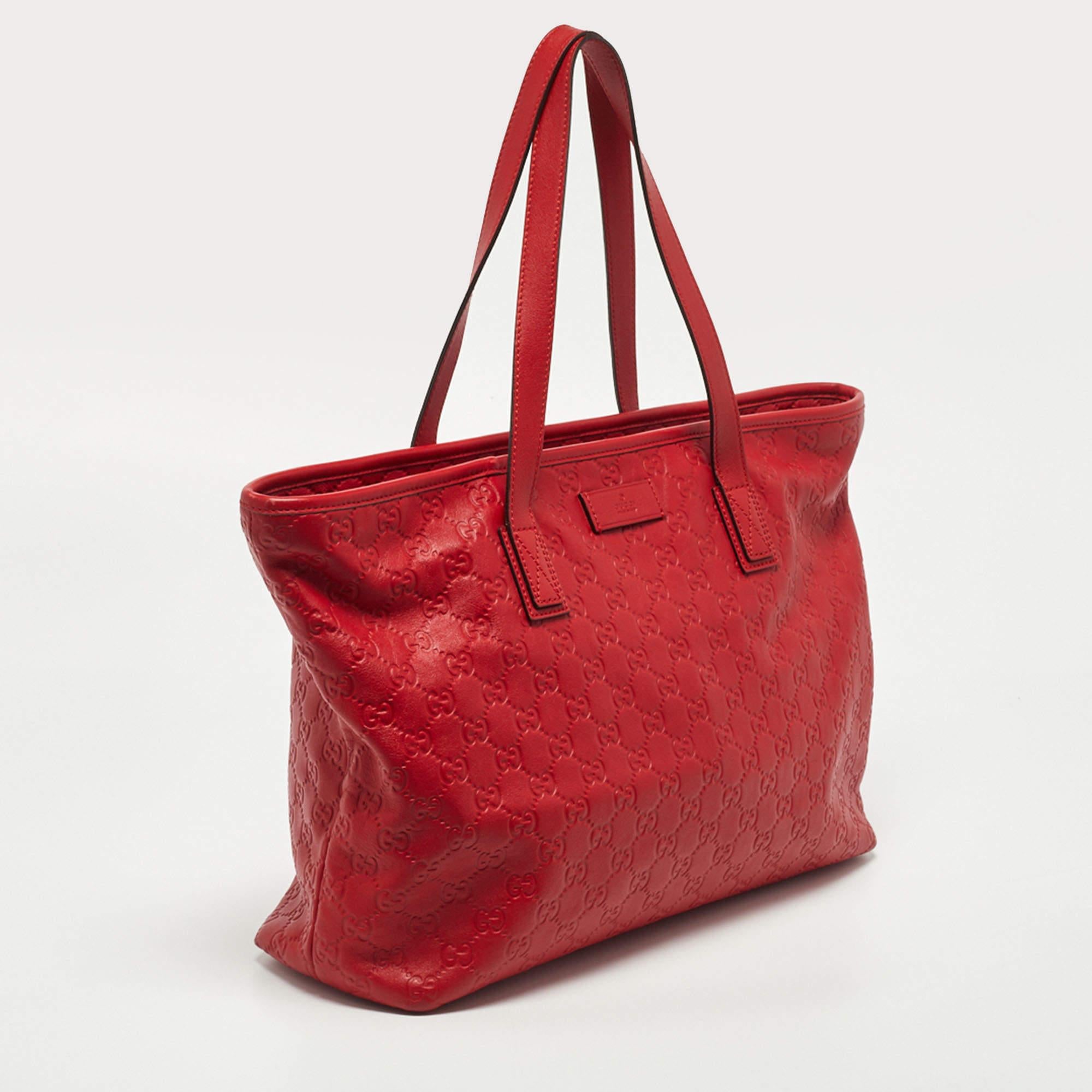 Este atractivo bolso tote para mujer ha sido diseñado para acompañarte en cualquier día. Cómodo de llevar y con un diseño moderno, el bolso se corta con habilidad y se cose para darle una forma estupenda. Está bien equipado para ser un accesorio