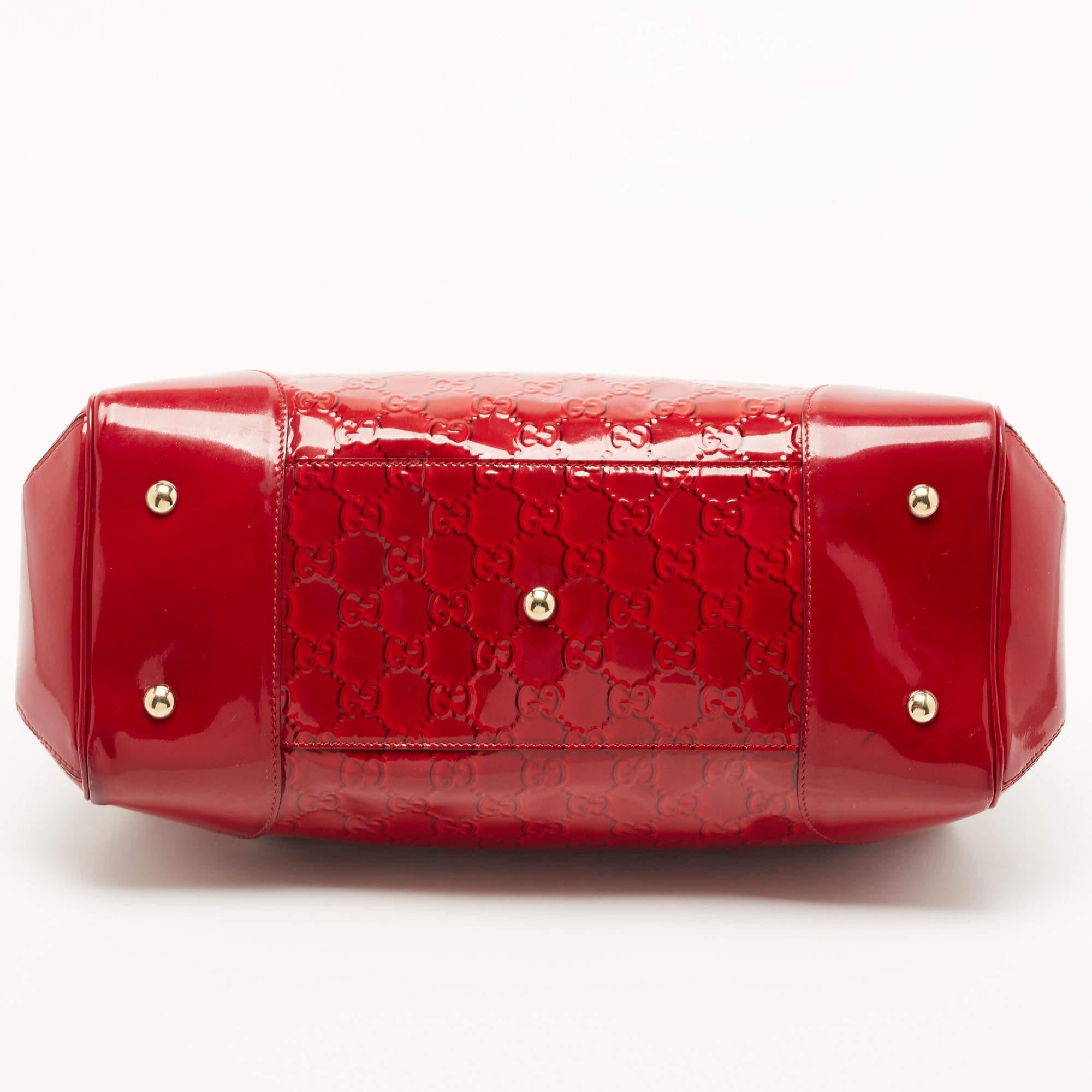 rote geflochtene tasche