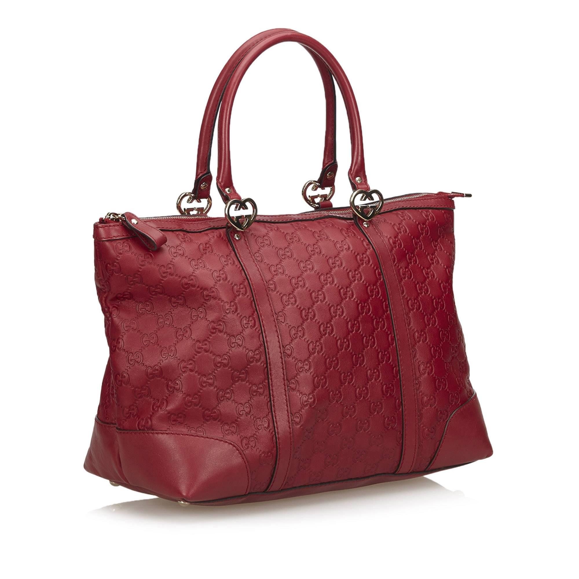 This tote bag features a leather body, rolled leather handles, top zip closure, and interior zip and slip pockets. 

It carries an AB condition rating.

Dimensions: 
Length 43 cm
Width 30 cm
Depth 19 cm
Hand Drop 14 cm

Inclusions: Dust Bag

Color: