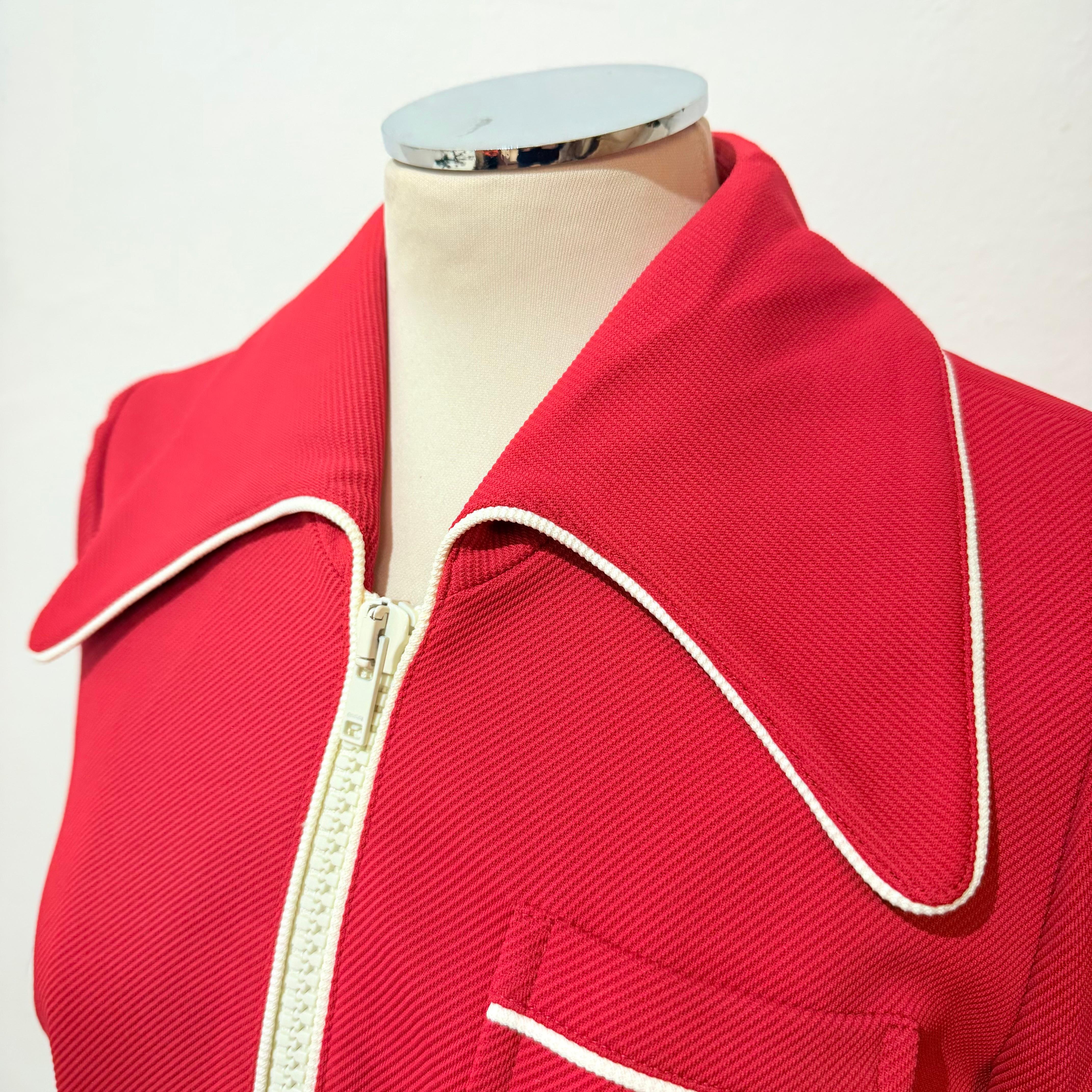 Gucci Tuta rossa con giacca e pantaloni taglia XS In condizioni ottime in vendita a Gazzaniga (BG), IT