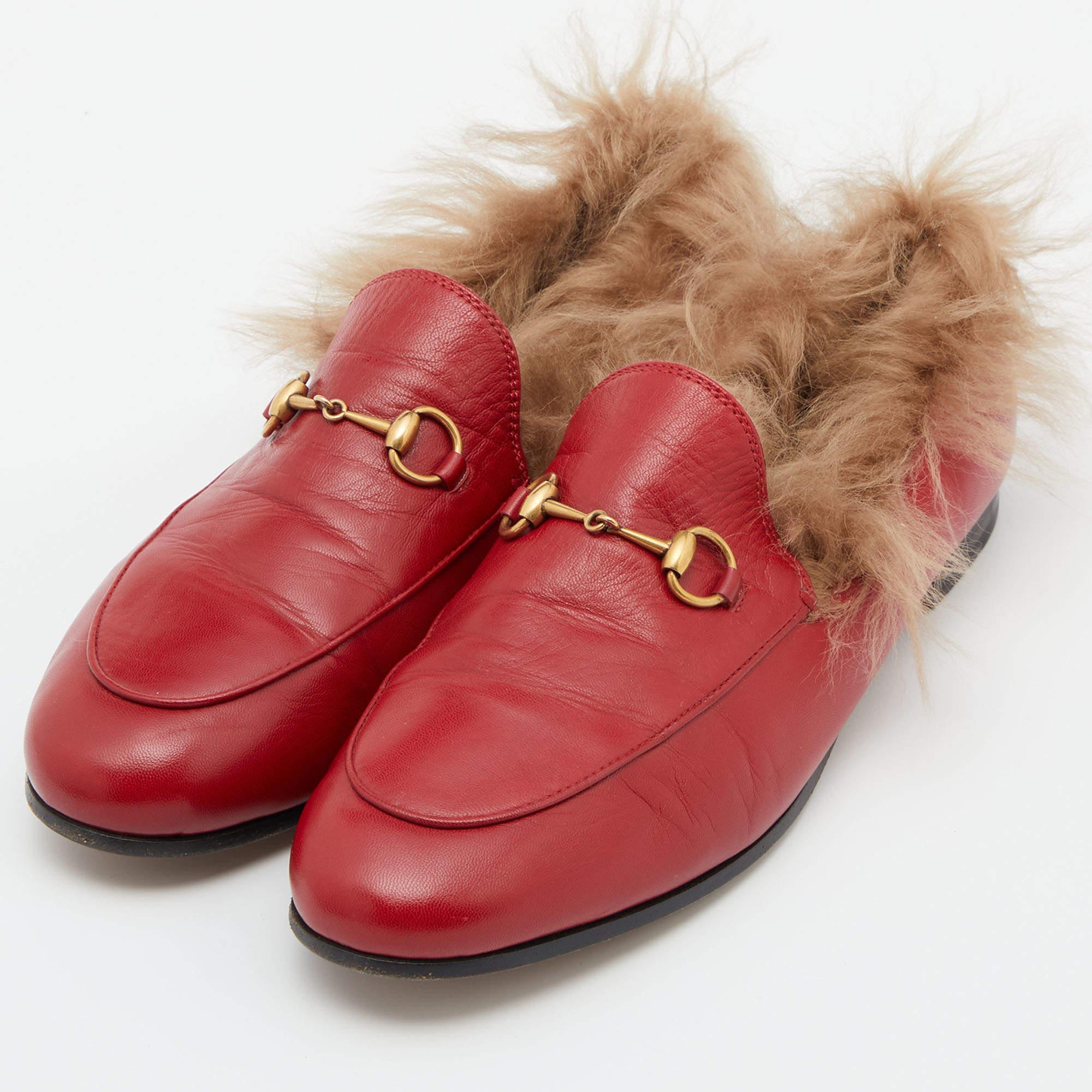 These Gucci Princetown mules signify luxury and practicality. An ultimate favourite of style enthusiasts, its silhouette gets a luxe update with the Horsebit motif on the uppers, and its charm is enhanced with gold-tone accents. It comes made from
