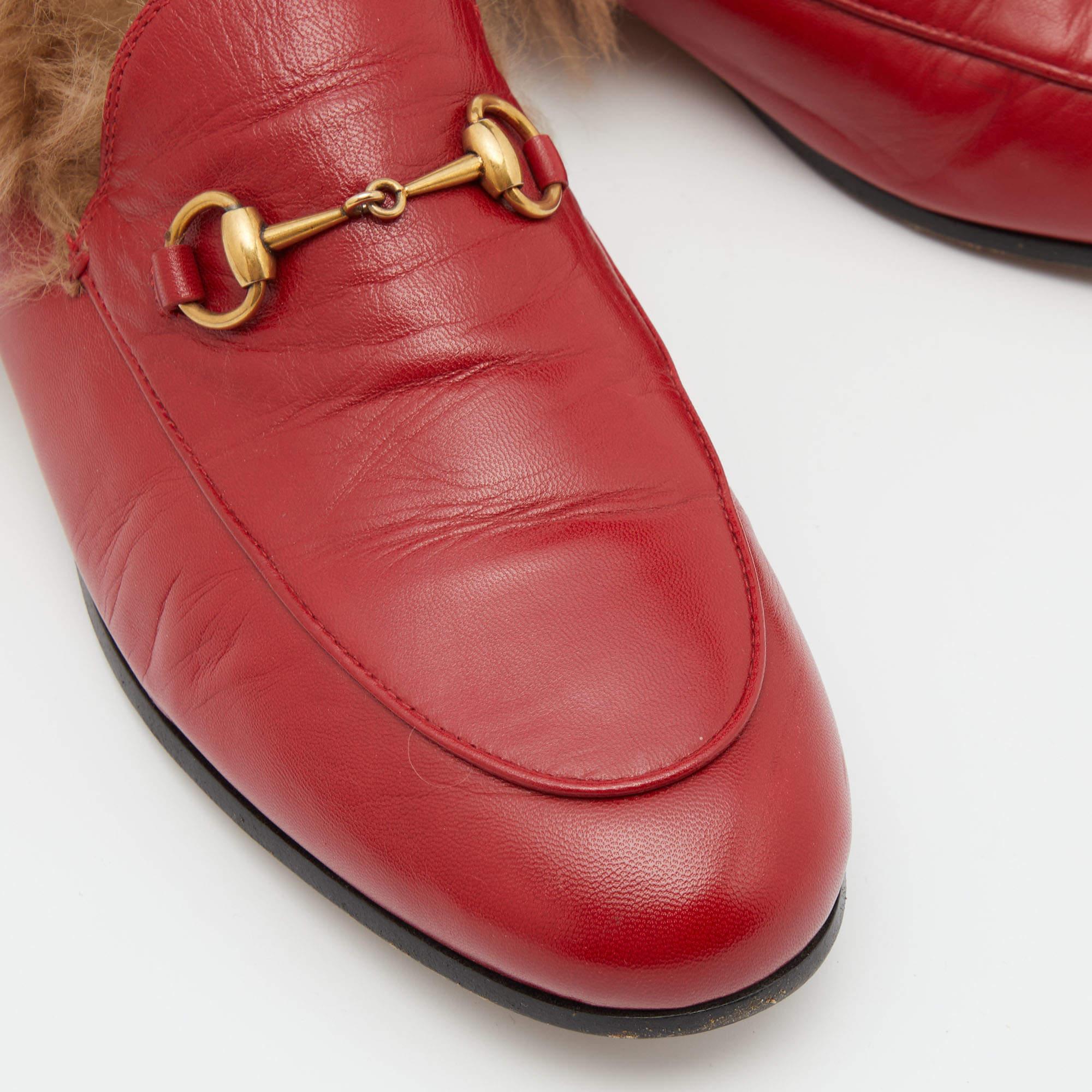 Gucci Red Leather and Fur Princetown Mules Size 39.5 In Good Condition In Dubai, Al Qouz 2