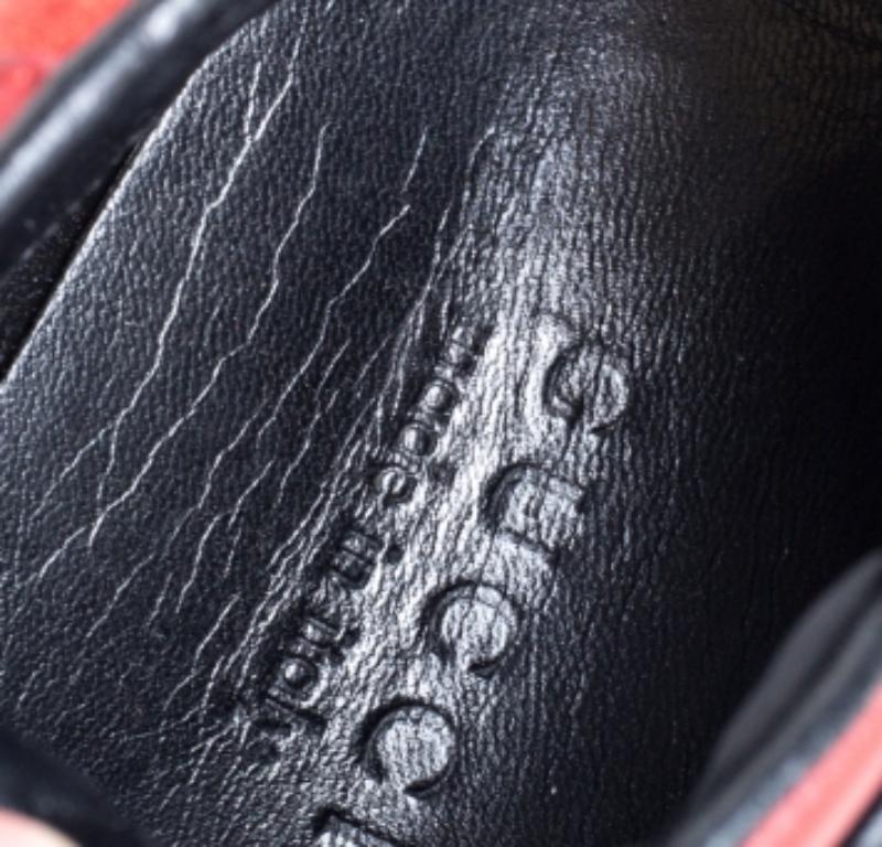 Let your fashion sense speak for you as you wear these trendy Gucci high-top sneakers. Round-toed in design, these sneakers are made from suede and leather and feature the interlocking GG logo appliqués at the sides. They are finished with tough