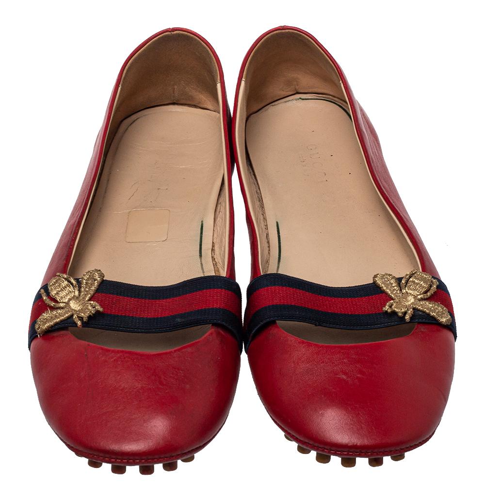 These classic Bayadere Bee flats with the signature touch of Gucci will become your go-to shoes for everyday wear. These flats are made from red leather and feature web trims with bee motifs on the vamps. The interior is lined with leather and the