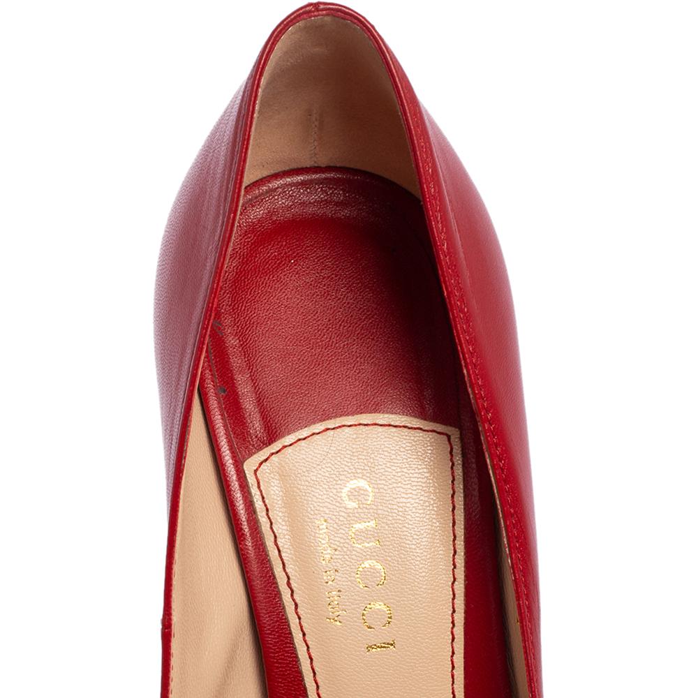 The fashion house of Gucci brings to you these stunning pair of Aneta pumps that are perfect for both day and evening use. Crafted in red leather, these pointed-toe pumps feature two buttoned straps at the vamps along with a sleek design and high
