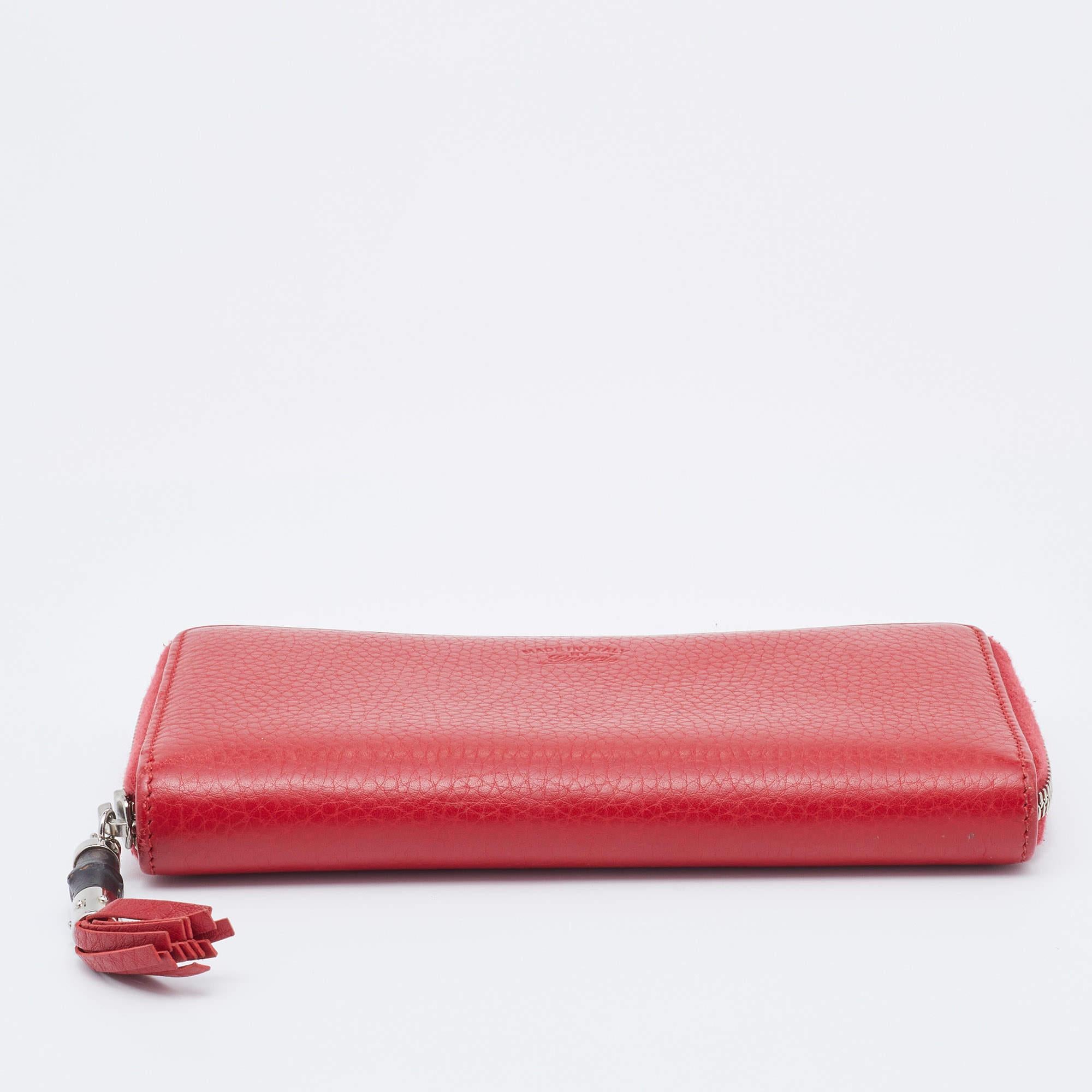 Gucci Rot Leder Bambus Quaste Zip um Brieftasche im Zustand „Gut“ im Angebot in Dubai, Al Qouz 2