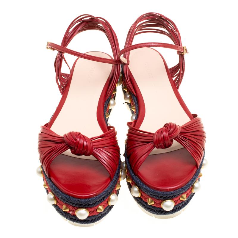 One look and you're all set to fall in love with these ravishing Barbette sandals from Gucci! The red sandals are crafted from leather and feature an open toe silhouette. They flaunt knotted vamp straps and buckled ankle straps. The solid espadrille