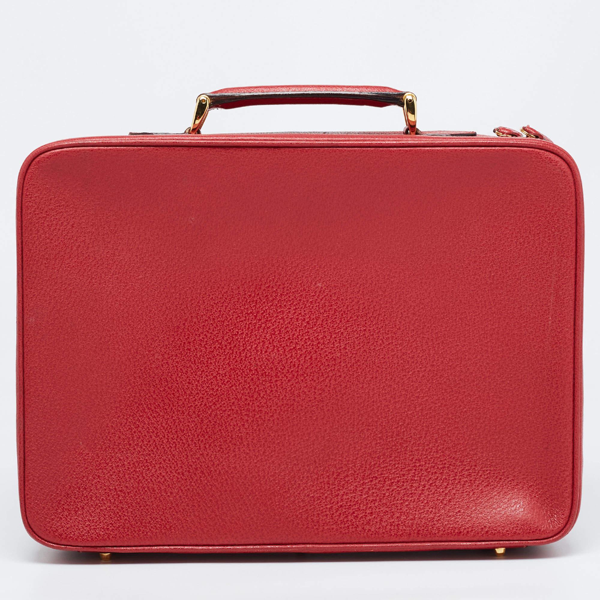 A classic handbag comes with the promise of enduring appeal, boosting your style time and again. This Gucci red briefcase bag is one such creation. It’s a fine purchase.

