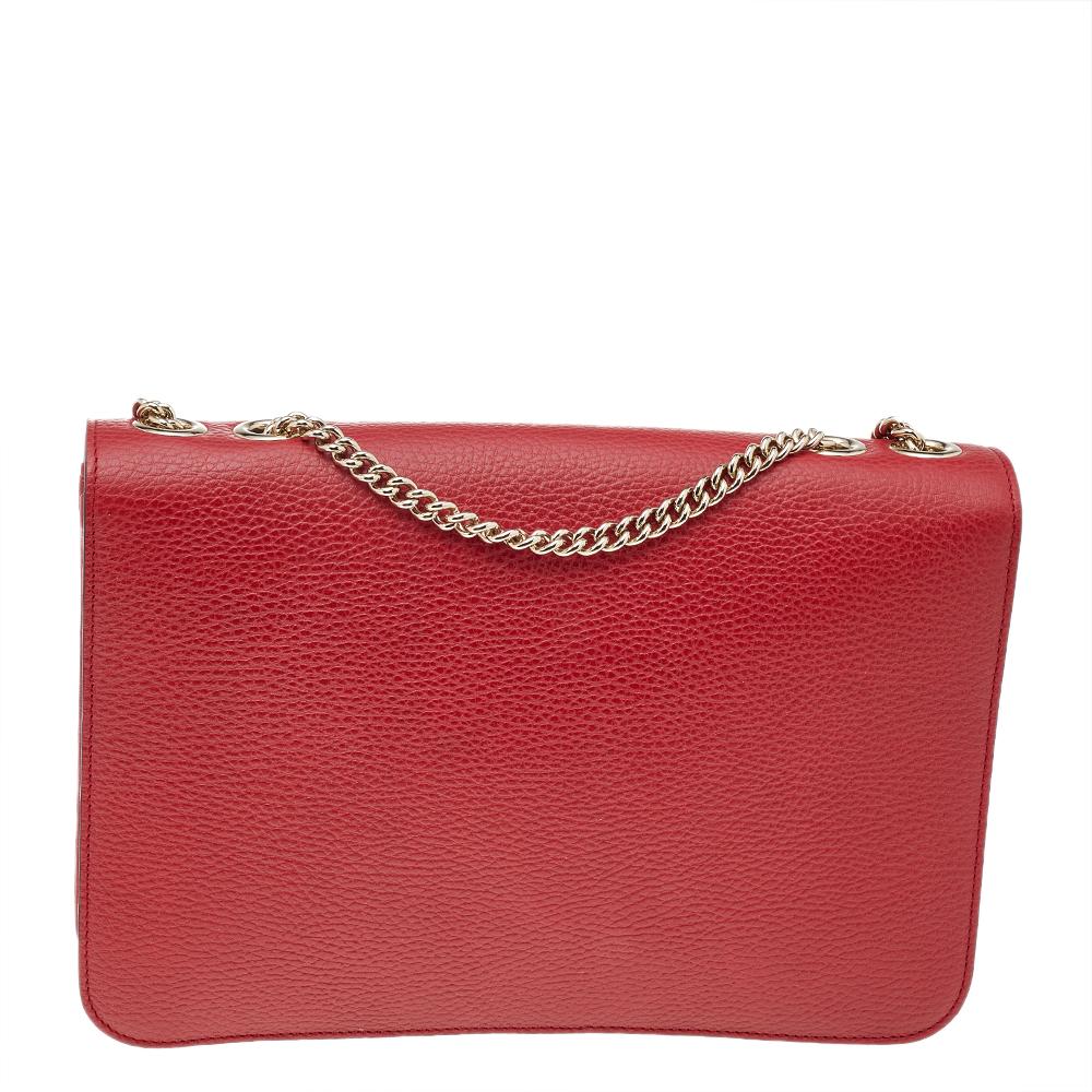 This Gucci bag has a minimal design that exhibits sophistication. Crafted from red leather, it features a structured silhouette adorned with a logo accented front flap that opens to a well-sized interior. Swing it in style with its shoulder strap.

