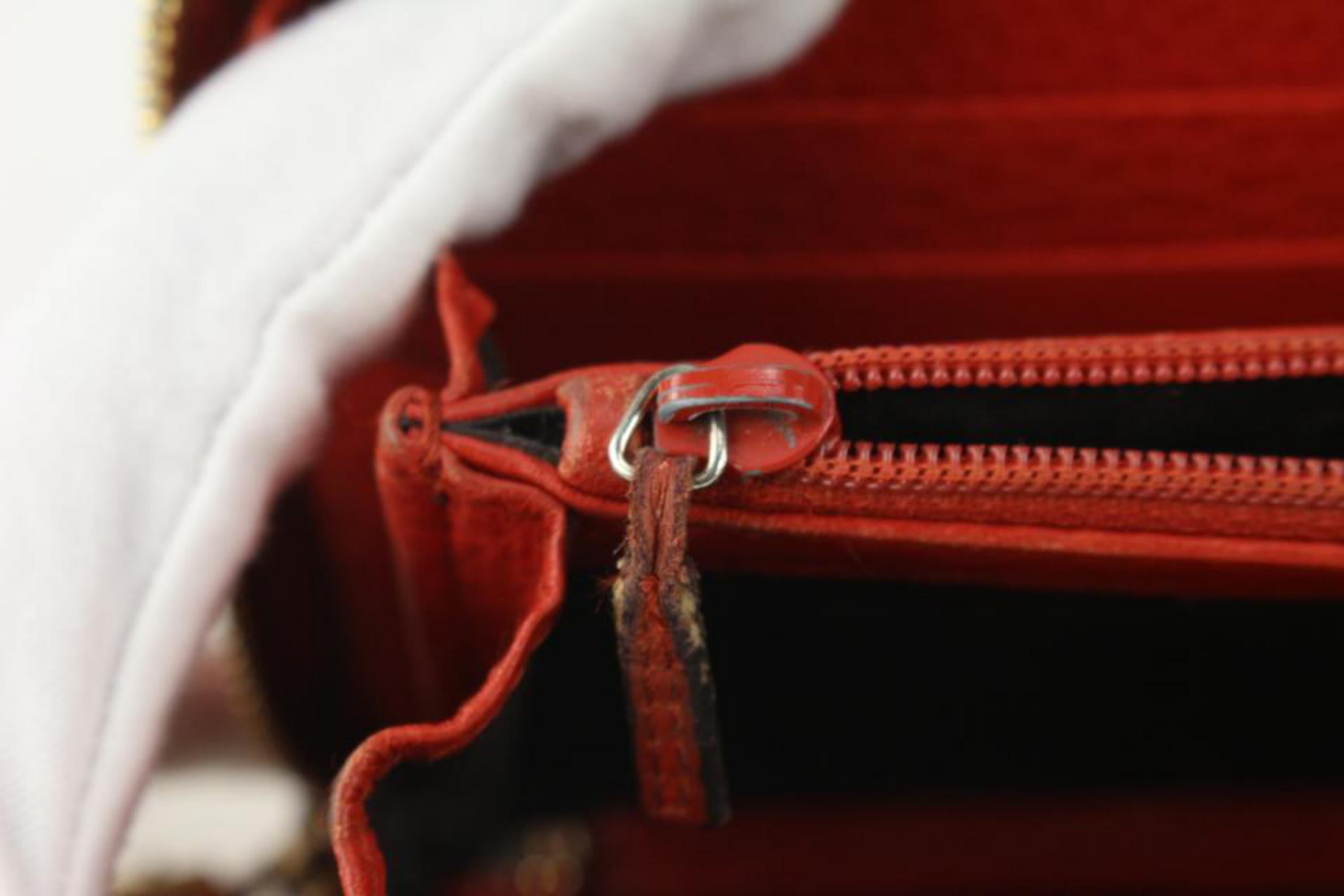 Rouge Gucci Portefeuille Soho Continental 1G1014 en cuir rouge à franges et pompons avec fermeture éclair en vente