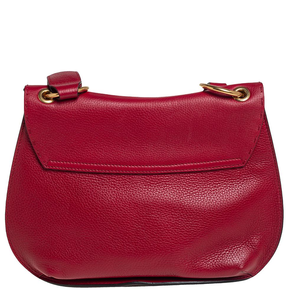This trendsetting bag from Gucci definitely needs to be on your wishlist! It is crafted from red leather and styled with the signature GG logo and animal motif detailed on the front flap. It is equipped with a shoulder strap and opens to a
