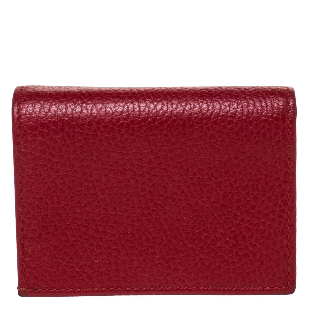 The Marmont range of designs by Gucci has gained such wide popularity around the world. It's time you update your wardrobe with a piece from that range. This card case is simply stylish. It comes made from leather in a sleek red and is detailed with