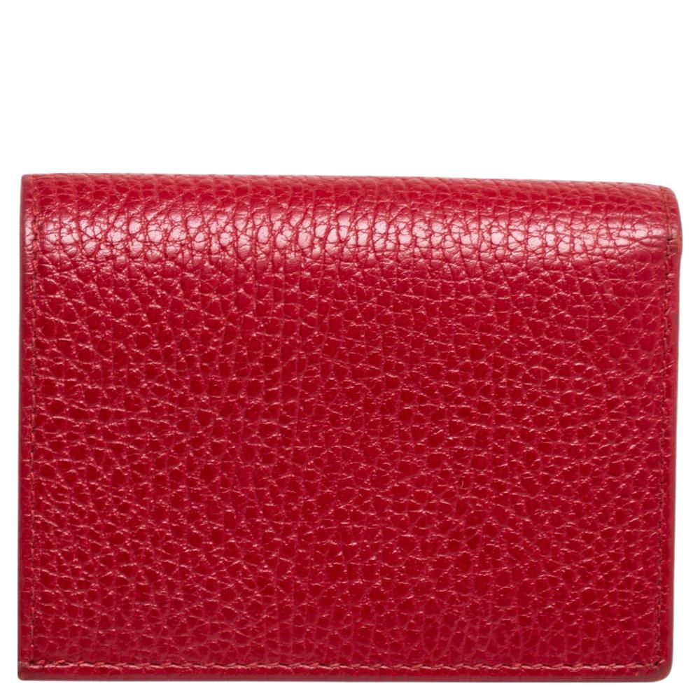 Embellished with signatory details of the House and carved precisely to perfection, this GG Marmont card case from Gucci will prove to be a super-useful, stylish accessory. It is made from red leather with the iconic GG motif attached to the front.