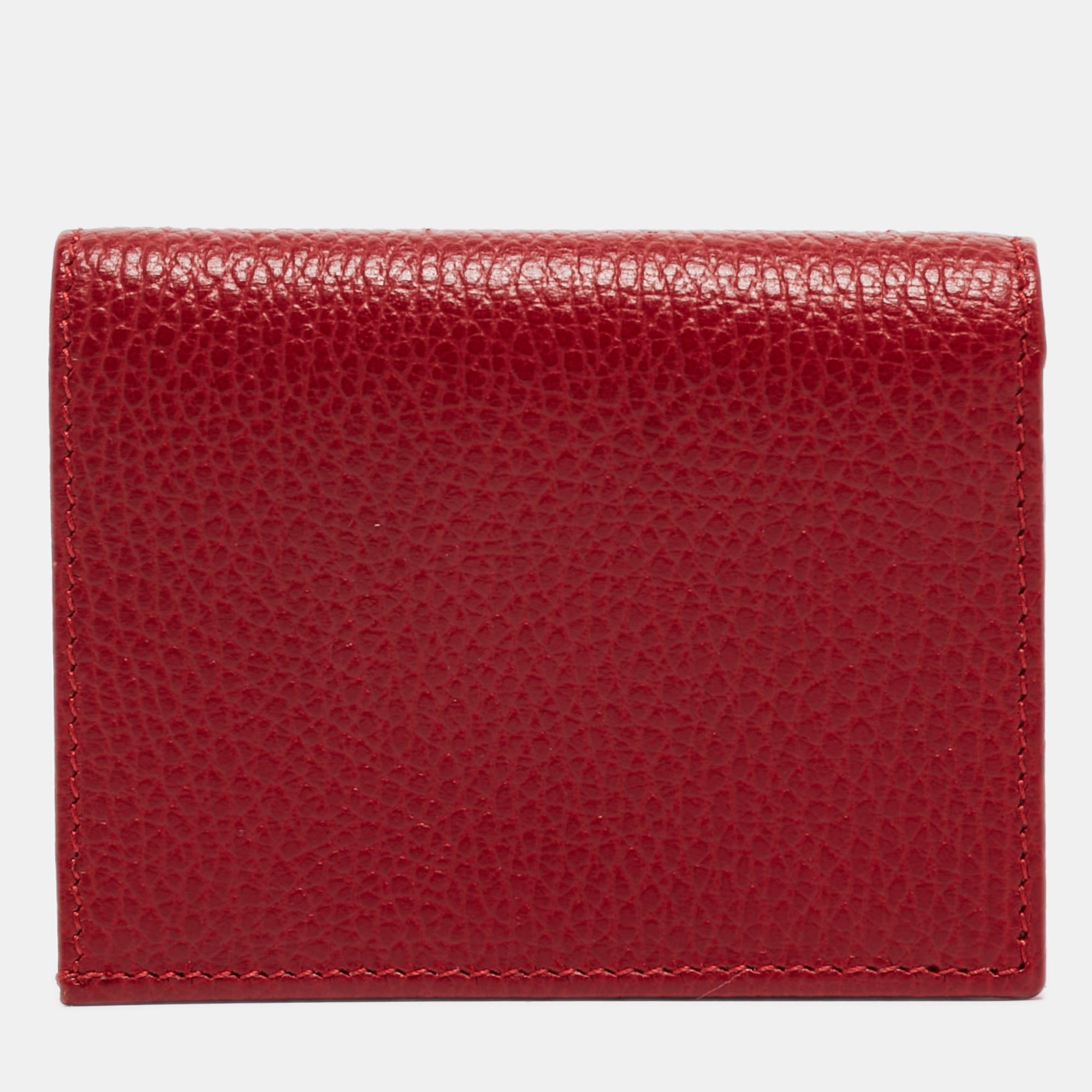 Embellished with signatory details of the House and carved precisely to perfection, this GG Marmont card case from Gucci will prove to be a super-useful, stylish accessory. It is made from red leather with the iconic GG motif attached to the front.