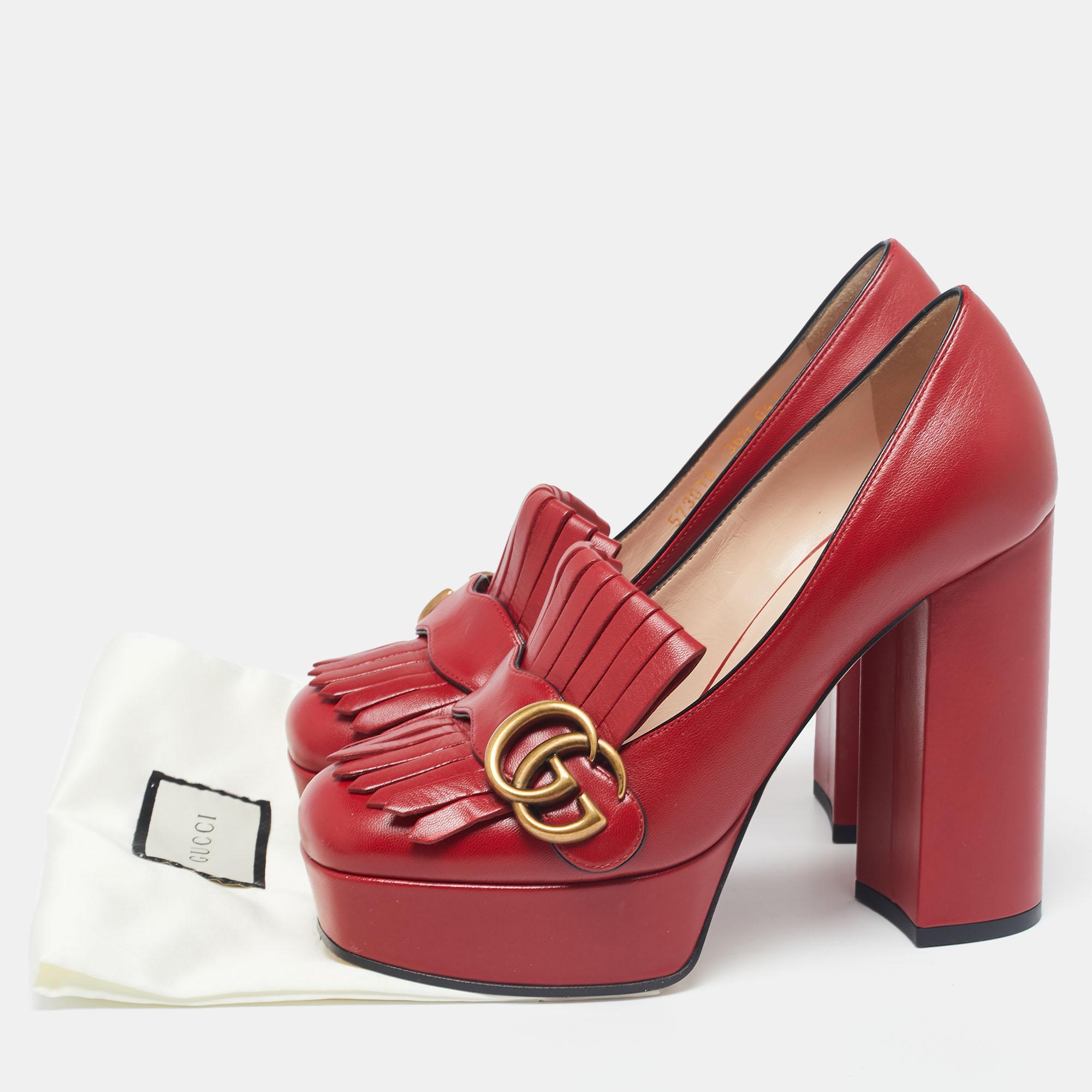 Pretty and easy to flaunt, this pair of GG Marmont pumps by Gucci is a stunner. They've been crafted from red leather and styled with folded fringes with the brand's signature GG logo on the uppers. Round toes, low block heels, and sturdy leather